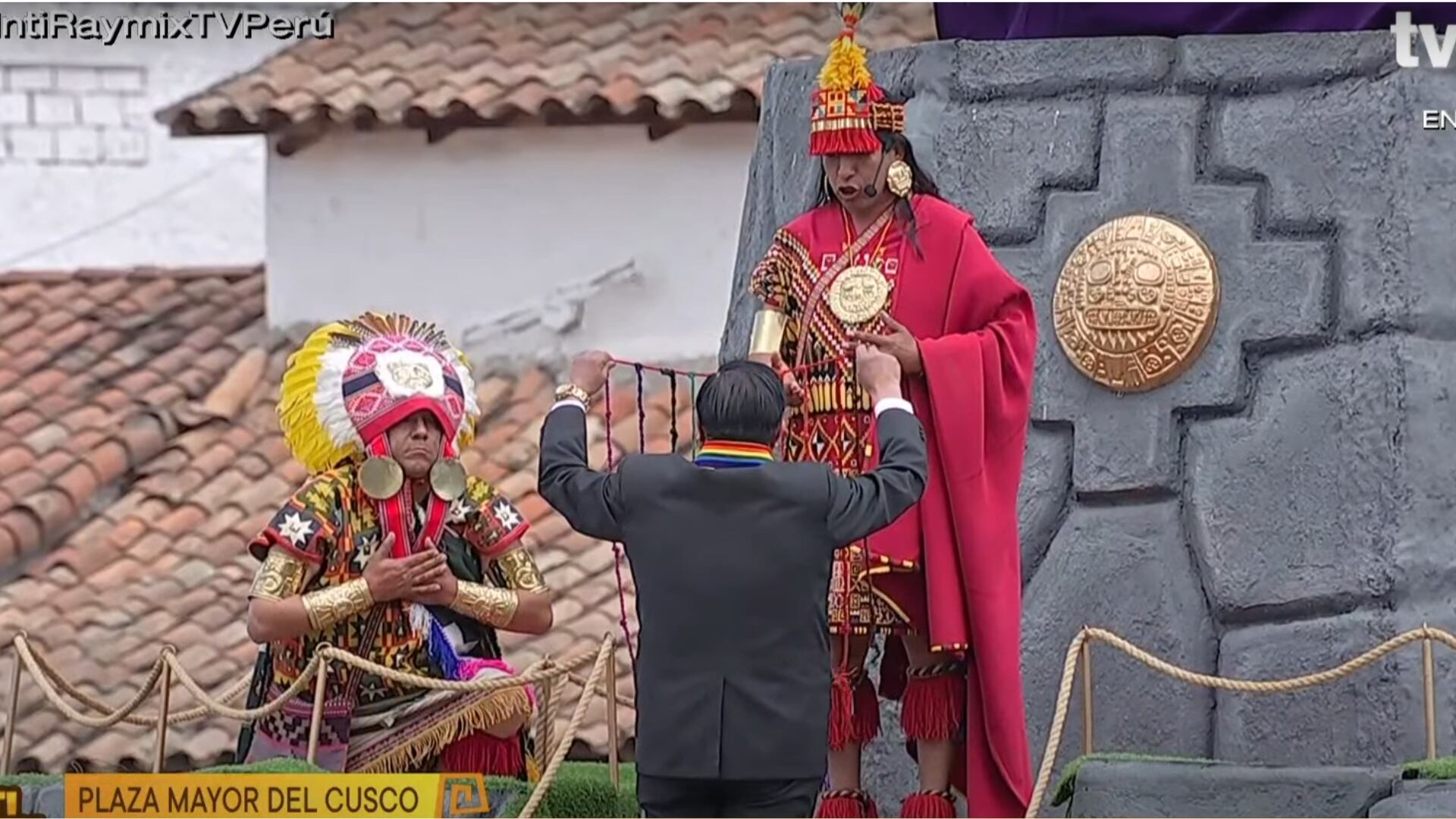 El inca da consejos al alcalde del Cusco para guiar a su pueblo.