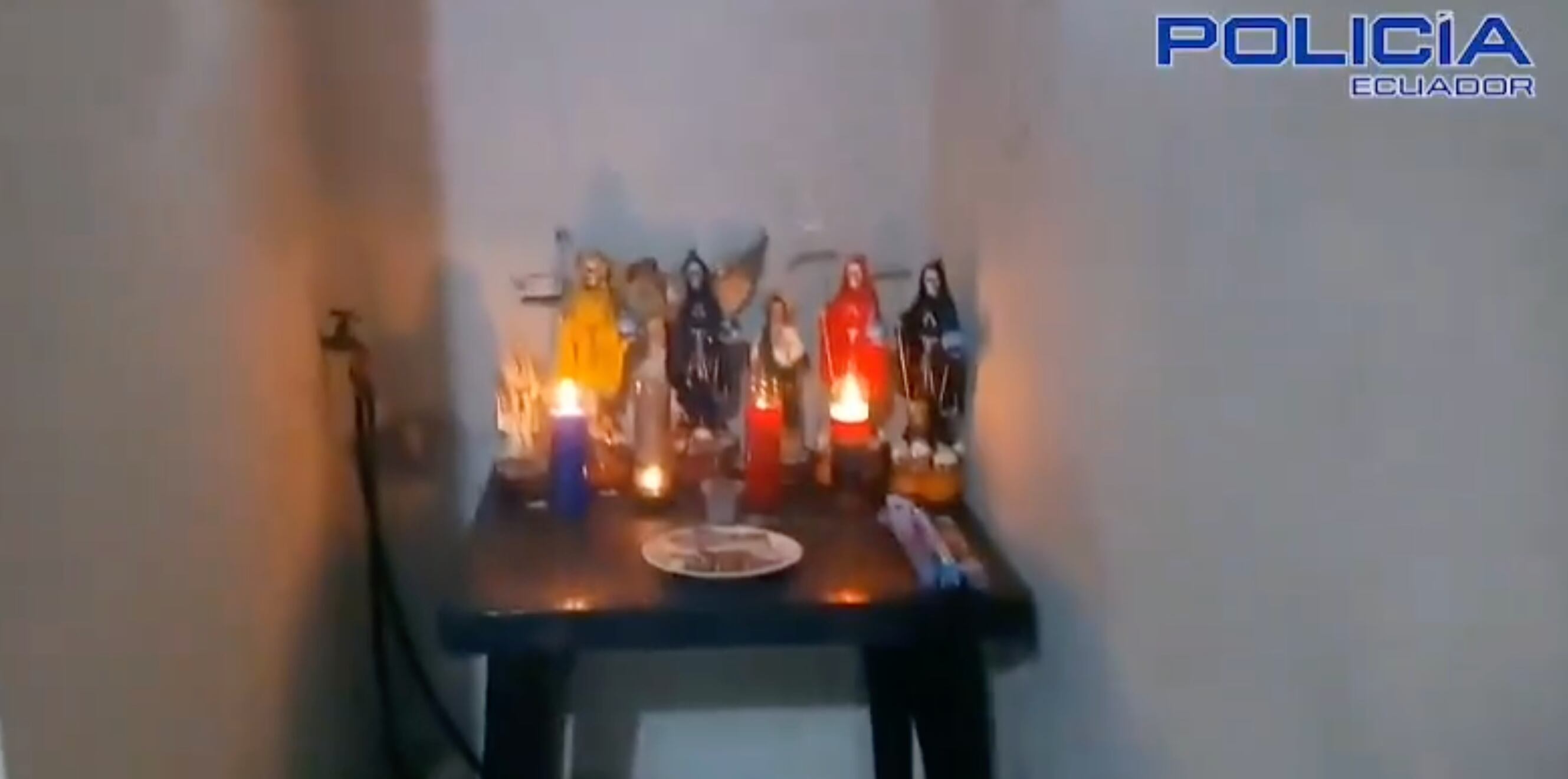 El altar a la Santa Muerte que la Policía encontró en la casa de los sospechosos del sicariato donde también murió una nena de 10 años. (Captura de Pantalla/Policía Ecuador)