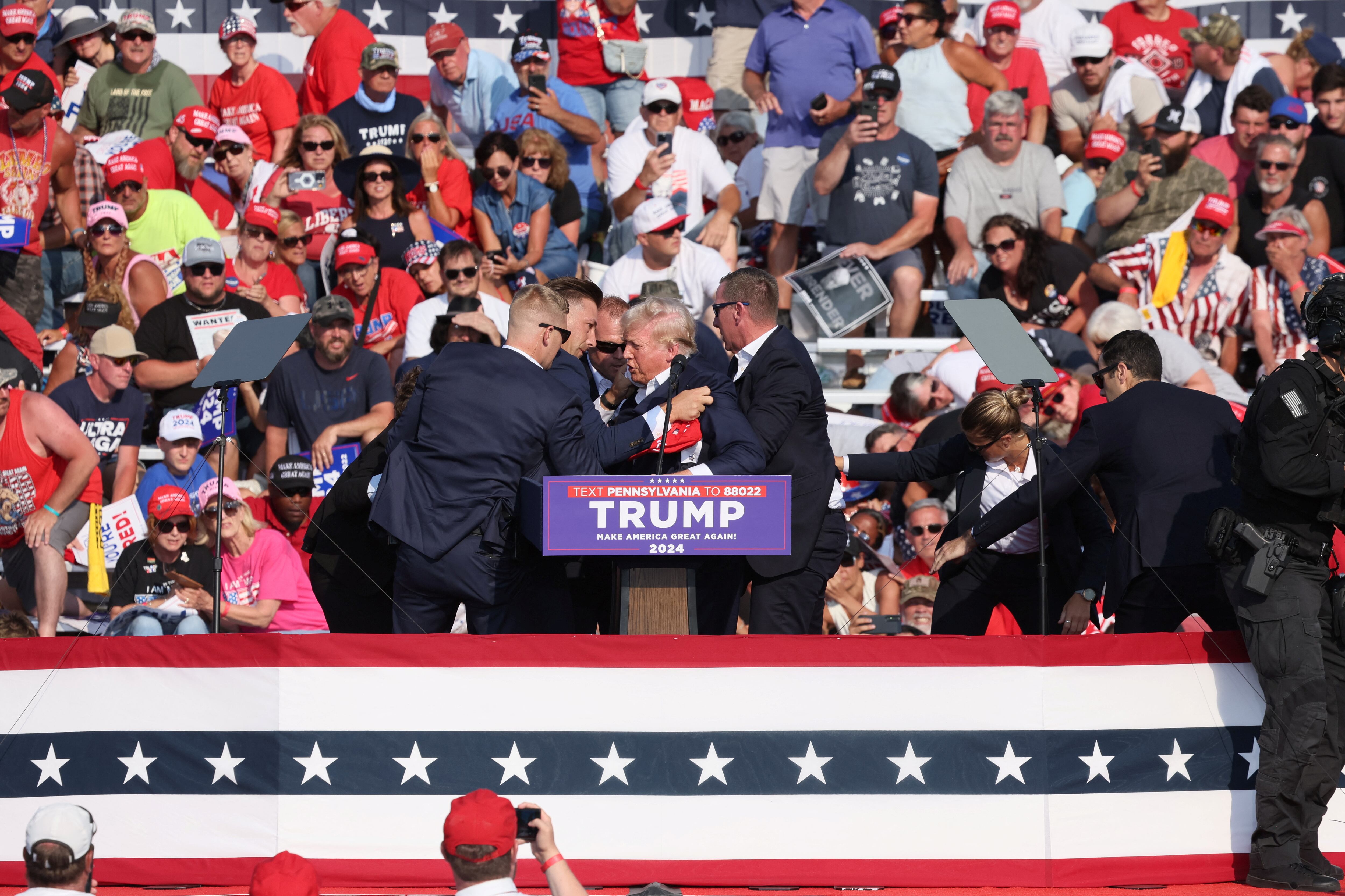 El momento en que Trump es evacuado por su equipo de seguridad (REUTERS/Brendan McDermid)