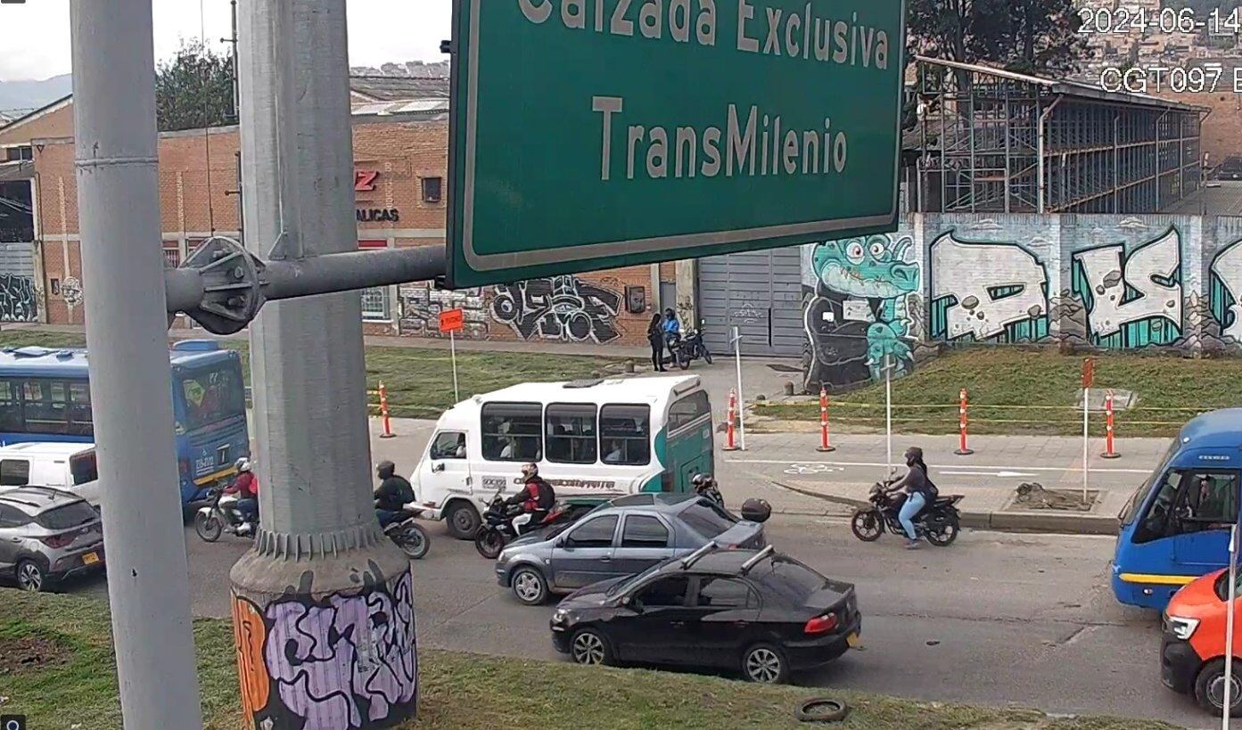 Bus varado en la Autopista Sur es retirado de la vía - crédito @BogotaTransito/X