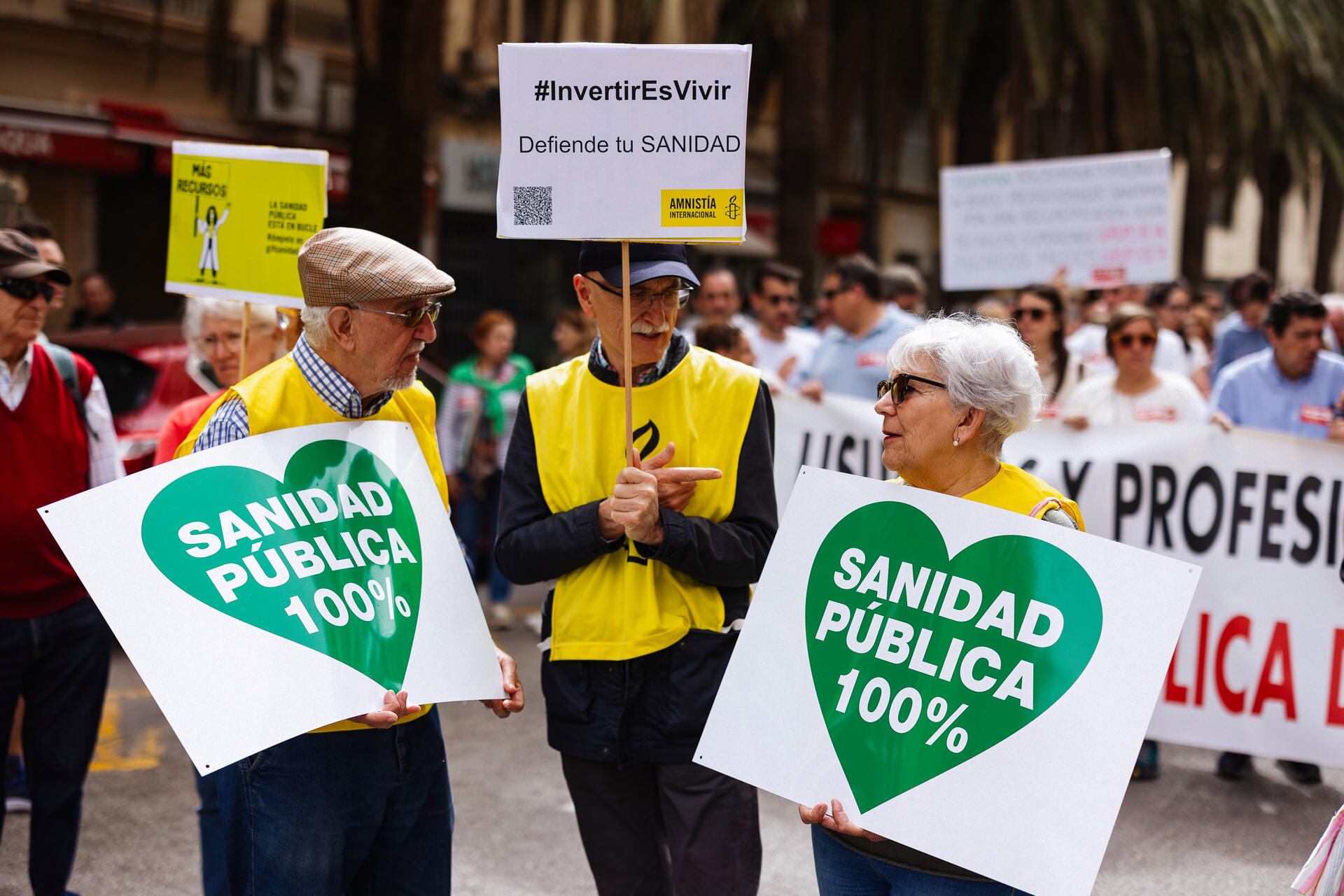 Imagen de archivo: Manifestación en defensa de la Sanidad pública convocada por la Coordinadora Andaluza Mareas Blancas a su paso por la Alameda de Colón. (EFE/Carlos Díaz)