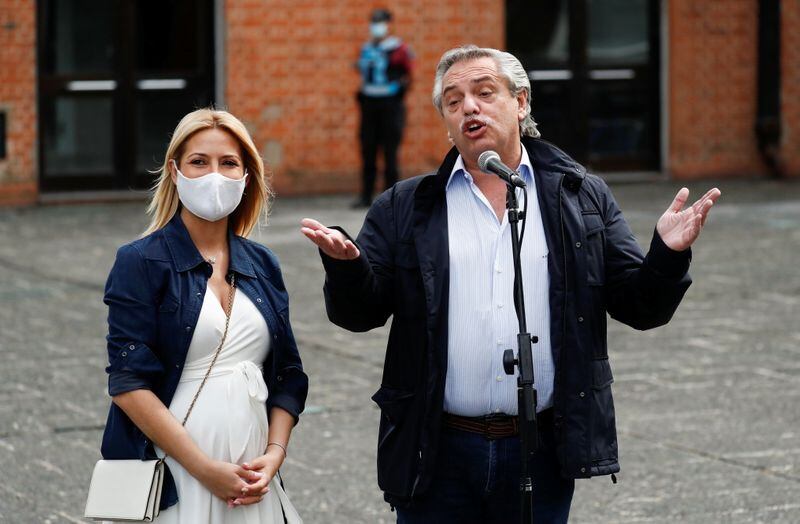 Archivo. El presidente argentino, Alberto Fernández, y la primera dama Fabiola Yañez, hablan con la prensa fuera del centro de votación luego de emitir sus votos en la elección legislativa, en Buenos Aires, Argentina, el 14 de noviembre de 2021. REUTERS/Agustin Marcarian