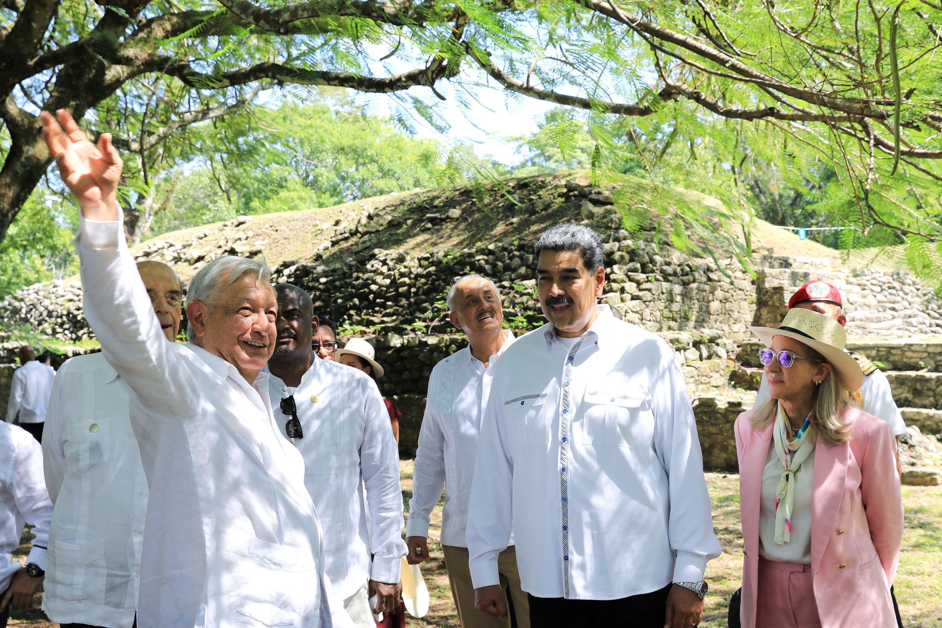 Andres Manuel Lopez Obrador y Nicolas Maduro durante un encuentro oficial en Palenque (México)