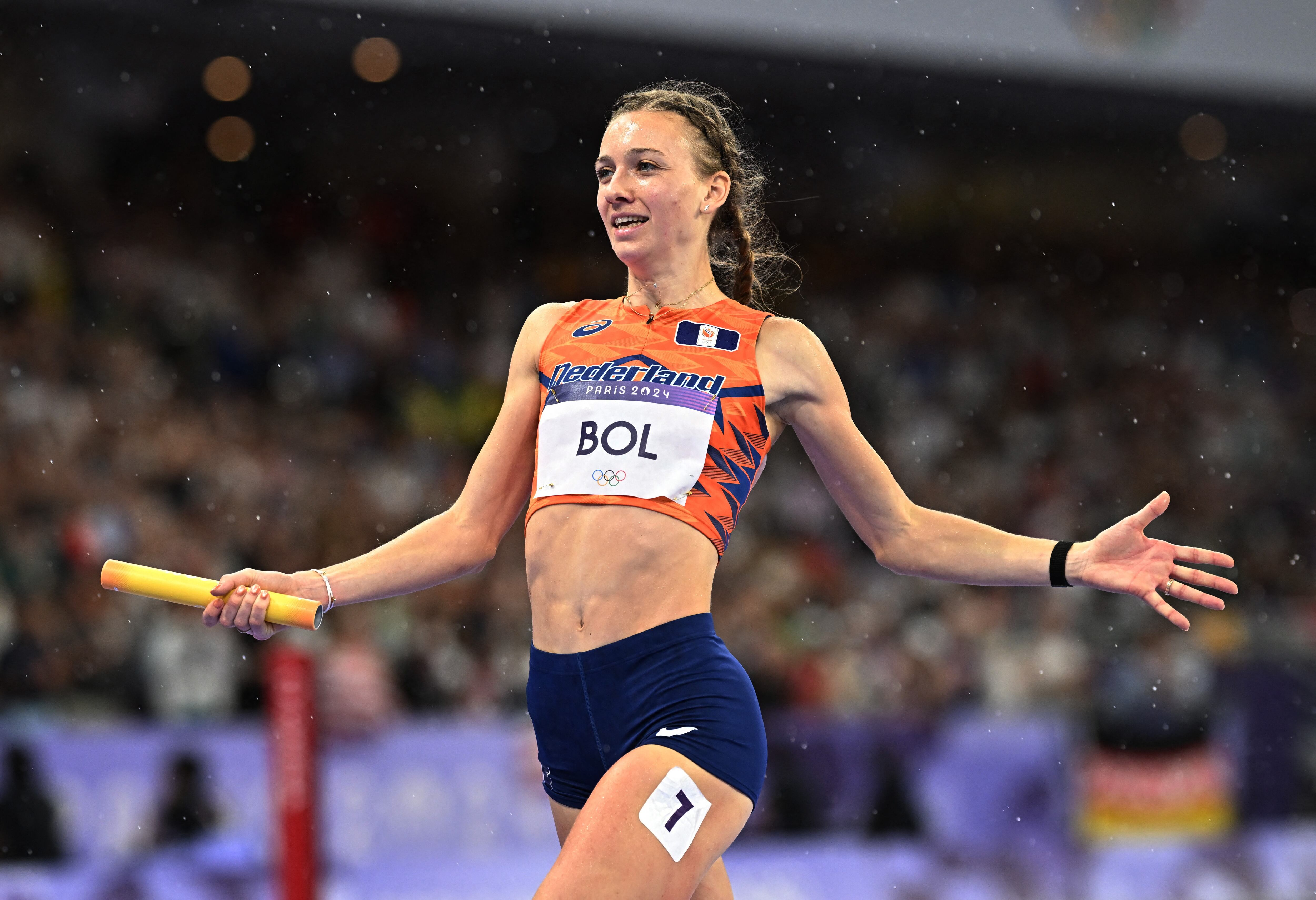 Femke Bol, la reina de la pista en París 2024. La neerlandesa ayudó a su equipo a ganar la medalla de oro en relevo mixto 4x400 metros (REUTERS/Dylan Martinez)