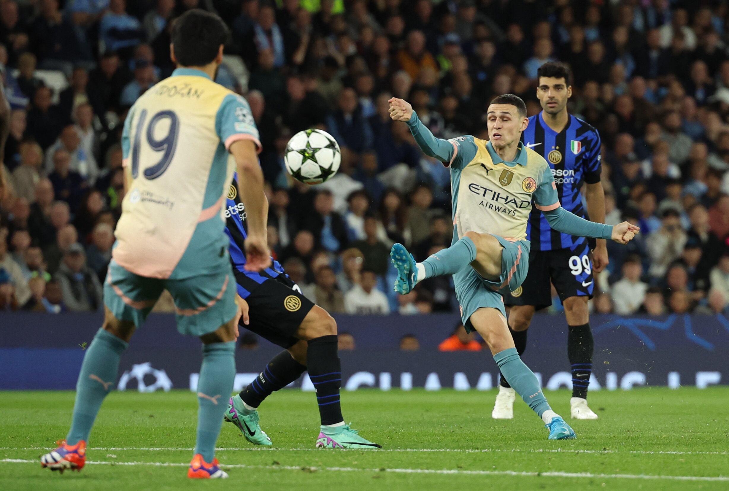 Phil Foden sacó un remate que se fue cerca del arco de Yan Sommer (REUTERS/Phil Noble)