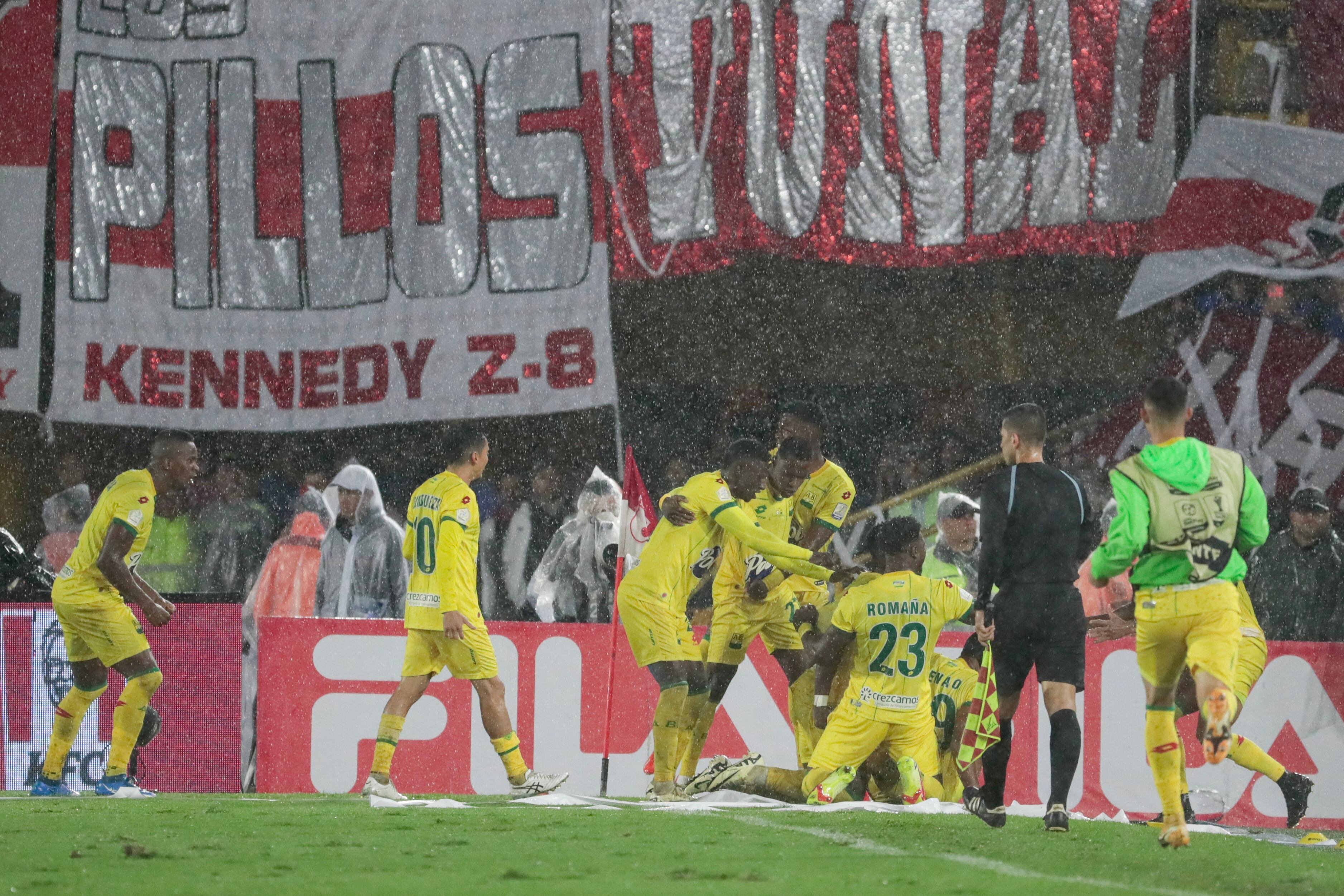 Jugadores del Atlético Bucaramanga fueron registrados este sábado, 15 de junio, al celebrar un gol que le anotaron a Santa Fe, durante el partido de vuelta de la Final de Torneo Apertura de fútbol en Colombia, en el estadio El Campín de Bogotá. EFE/Carlos Ortega
