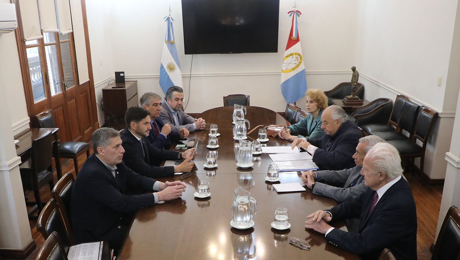 A la izquierda, Maximiliano Pullaro y sus ministros. A la derecha, los cuatro jueces de la Corte santafesina. (Foto: Gobierno de la Provincia de Santa Fe)