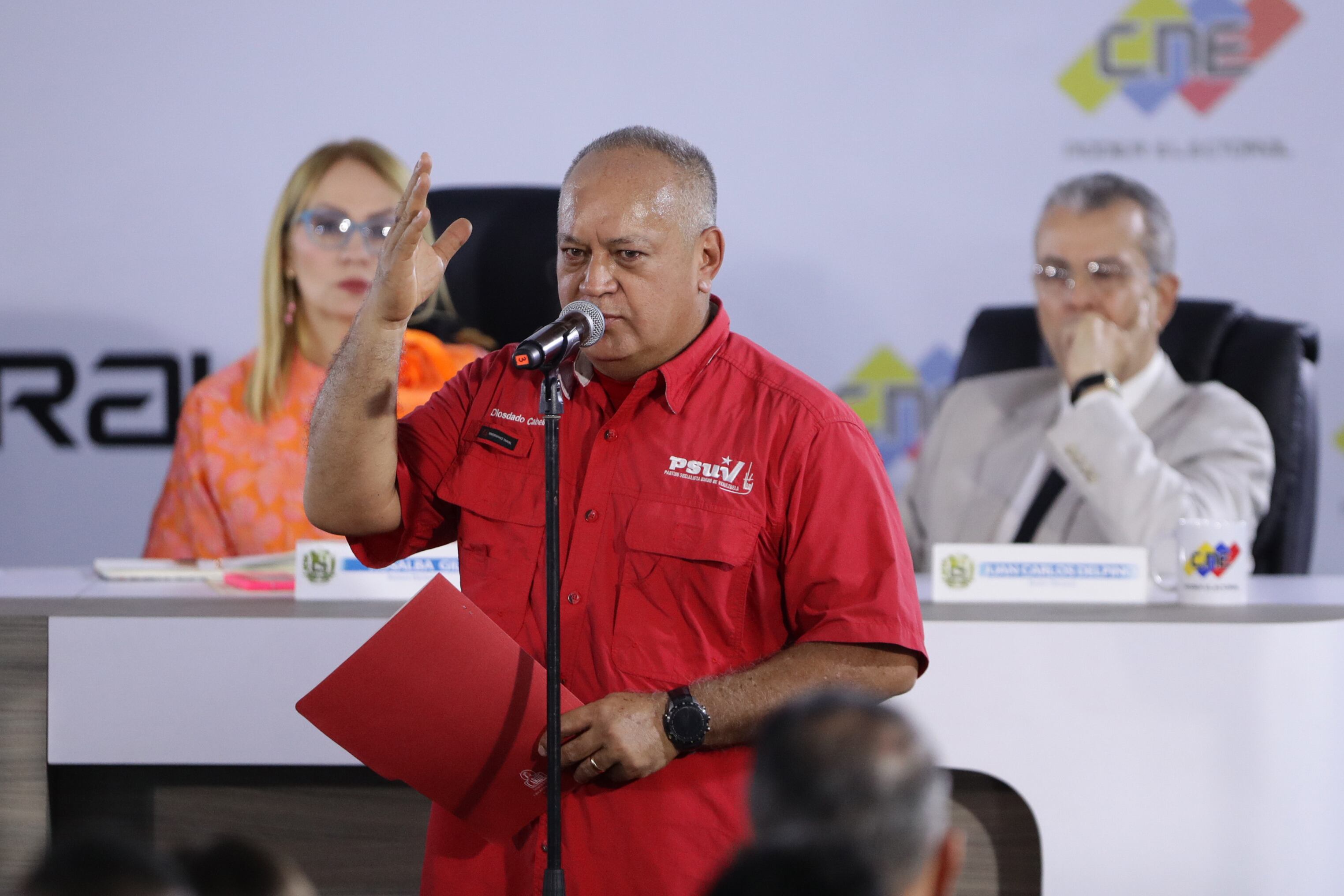 Cabello llamó a tomar las calles de Caracas (EFE/ Rayner Peña R.)
