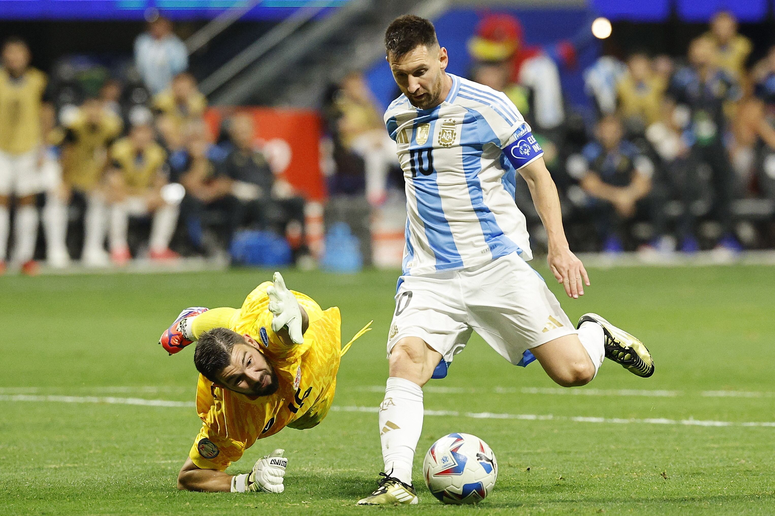 Lionel Messi intenta rodear a Maxime Crepeau. EFE/EPA/ERIK S. MENOR 