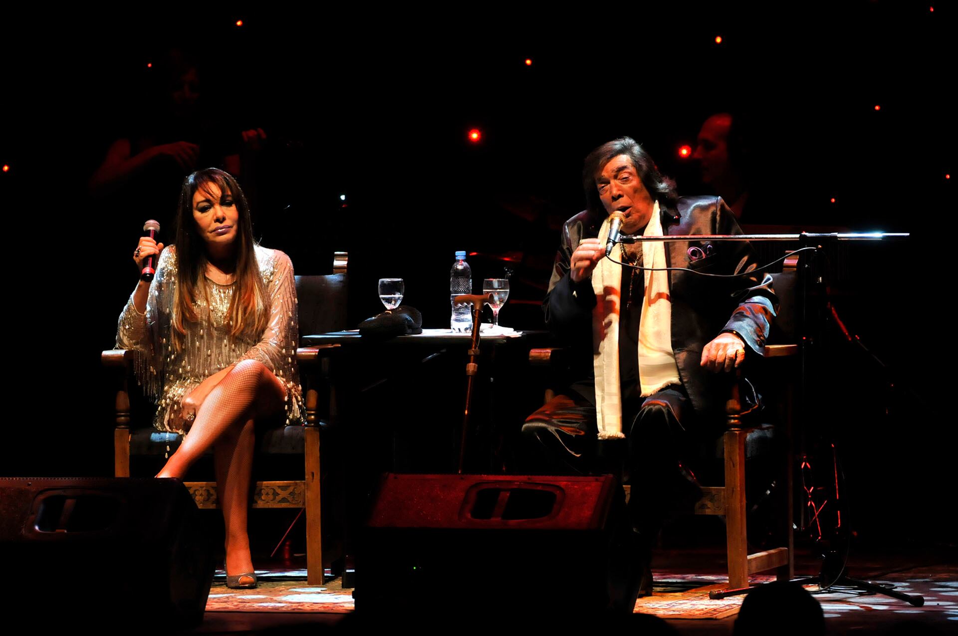 Cacho Castaña con Adriana Varela brindando un show en el Maipo