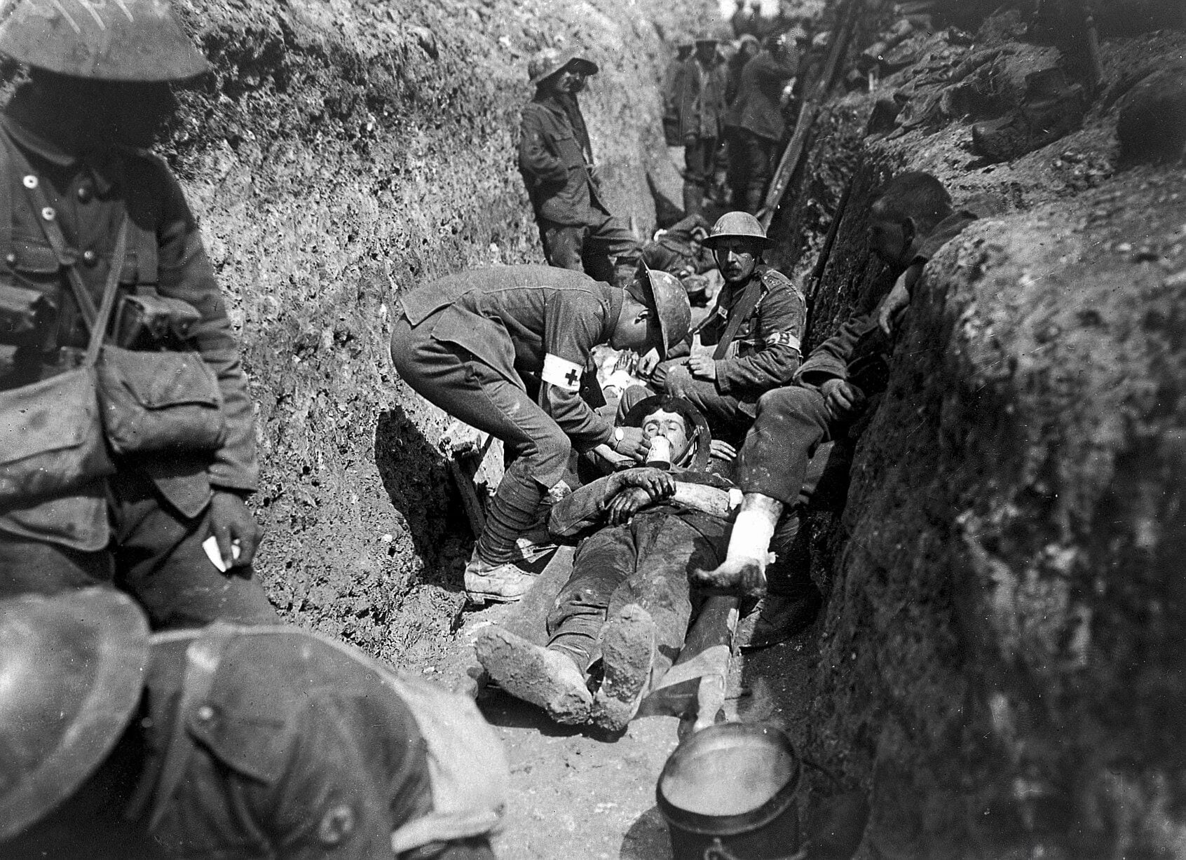 Sanitarios militares atienden a los heridos en una trinchera durante la Primera Guerra Mundial (Wellcome Collection. CC BY).