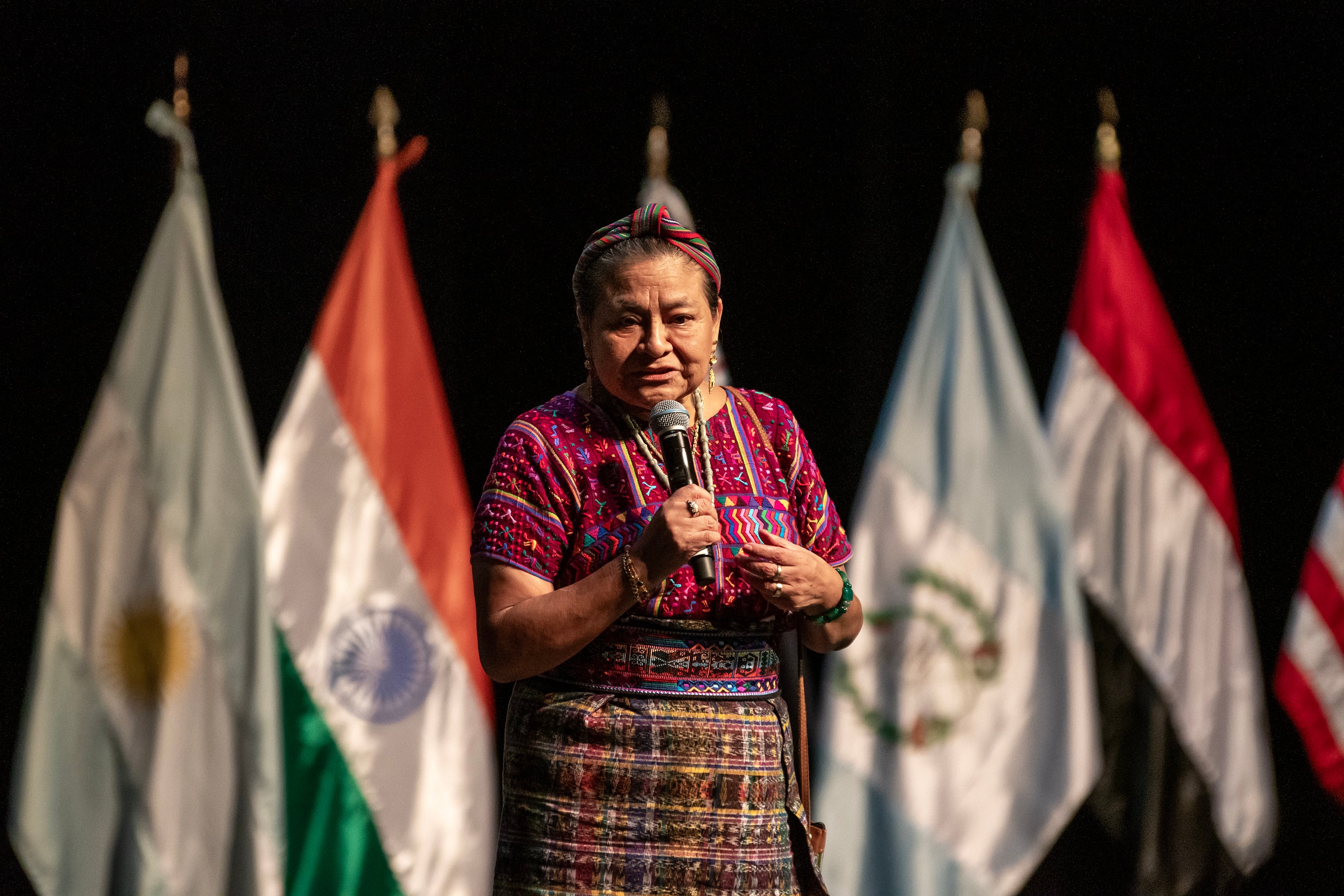 La Nobel de la Paz, la guatemalteca Rigoberta Menchu, habla este viernes en la XIX Cumbre Mundial de Premios Nobel por La Paz, en la ciudad de Monterrey (México). EFE/ Miguel Sierra
