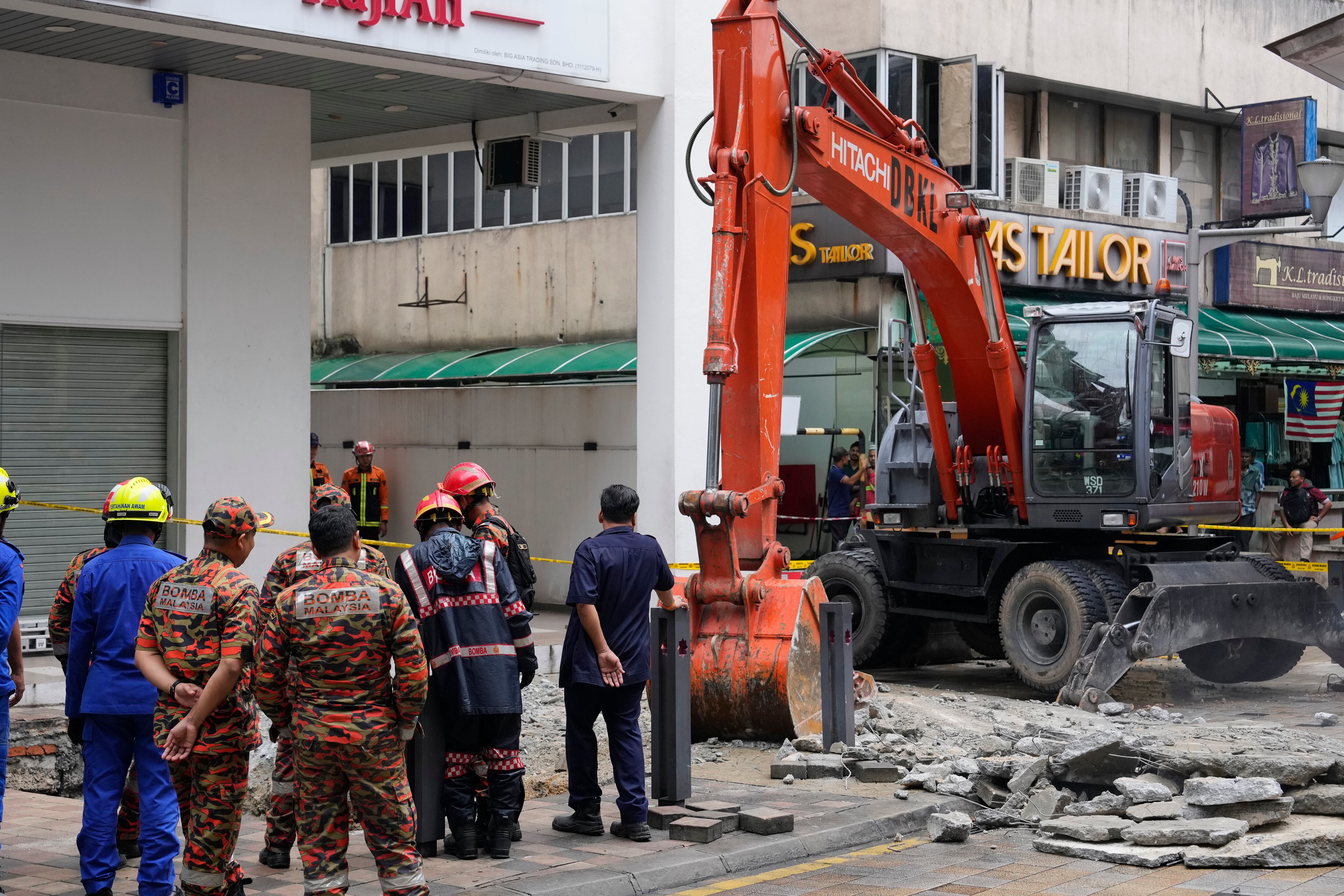 Una mujer cayó en un sumidero en Kuala Lumpur