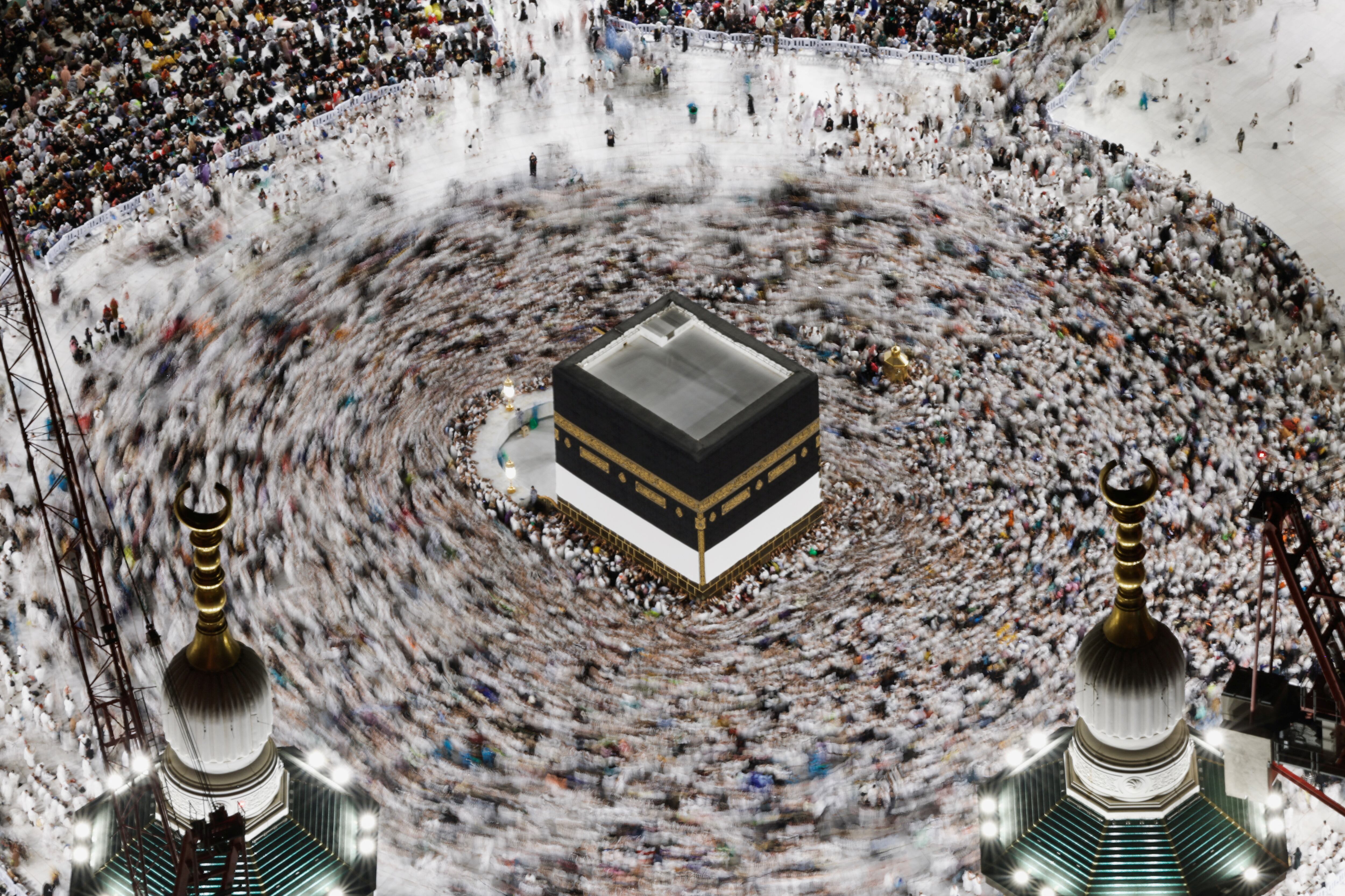 Los peregrinos rodean Kaaba mientras realizan Tawaf en la Gran Mezquita, antes de la peregrinación anual haj, en La Meca, Arabia Saudita, el 11 de junio de 2024. REUTERS/Mohammed Torokman