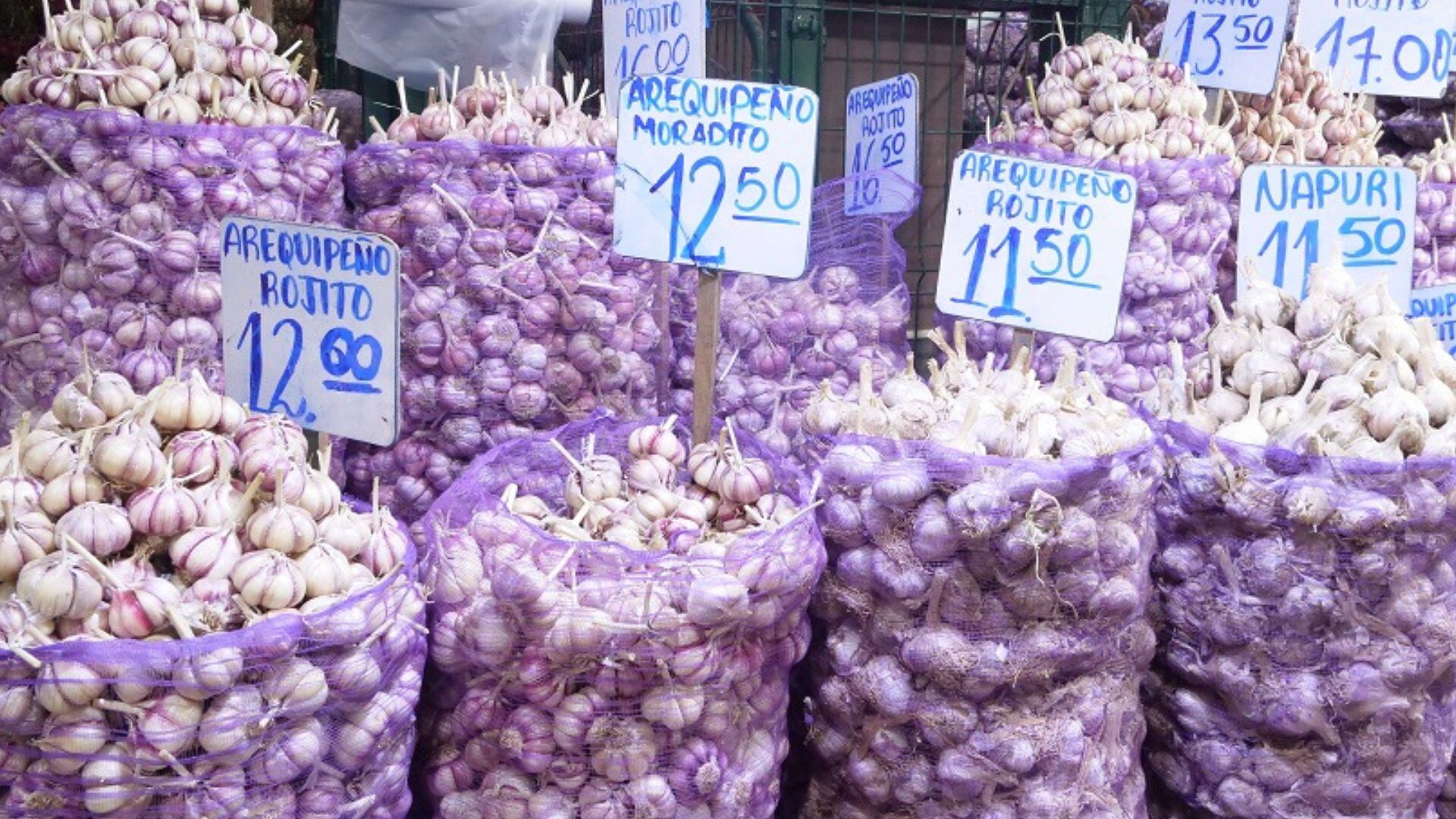 Bolsas con ajos en mercado mayorista de Lima