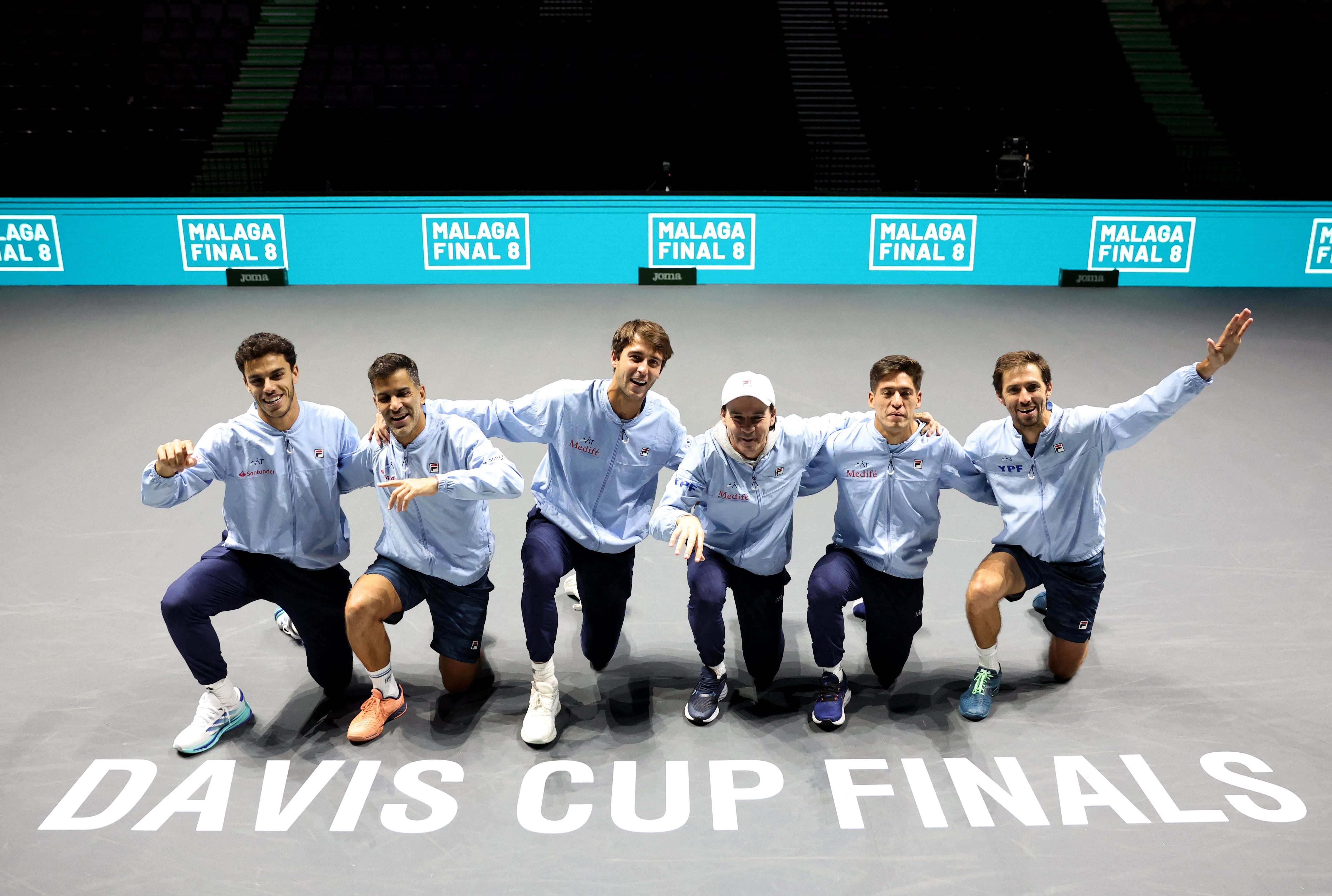 La Selección Argentina de Tenis YPF que consiguió el pase a cuartos de final de la Copa Davis ante Finlandia, en Manchester (Foto: Reuters/Ed Sykes)