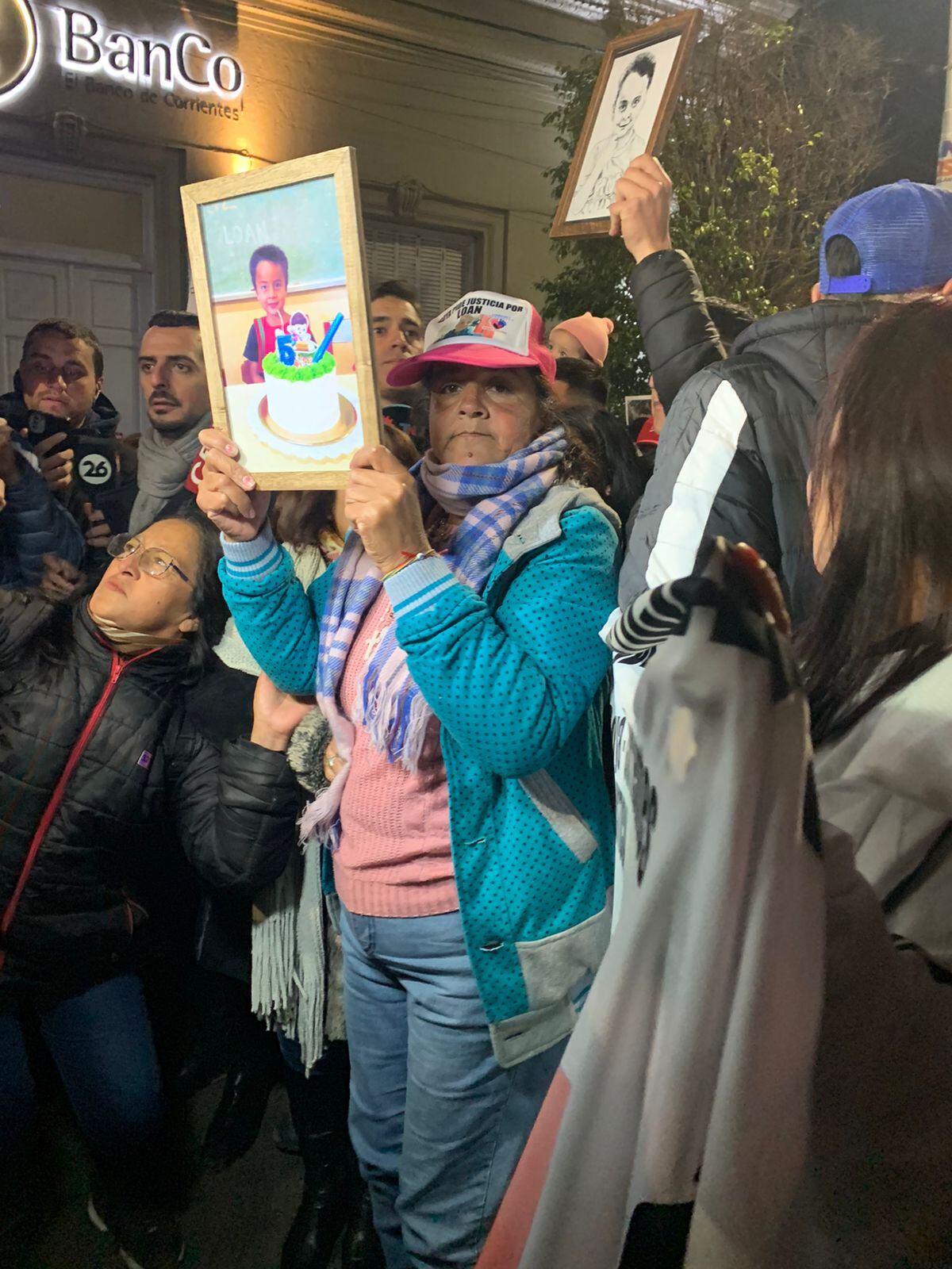 María, madre de Loan, encabeza la marcha frente al Juzgado de Goya