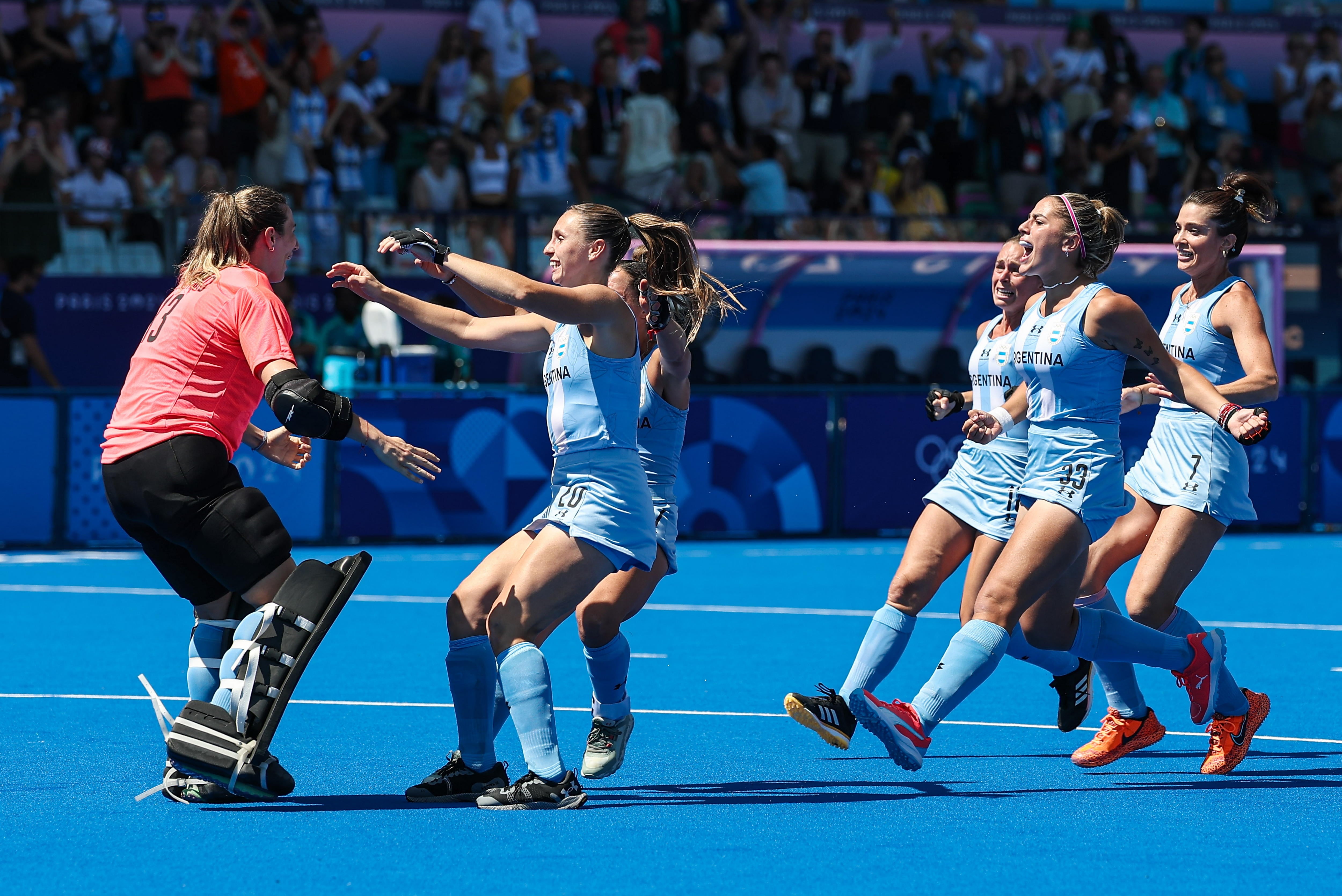 Las jugadoras argentinas corren a abrazar a la guardameta Cristina Cosentino. EFE/EPA/CHRISTOPHE PETIT TESSON
