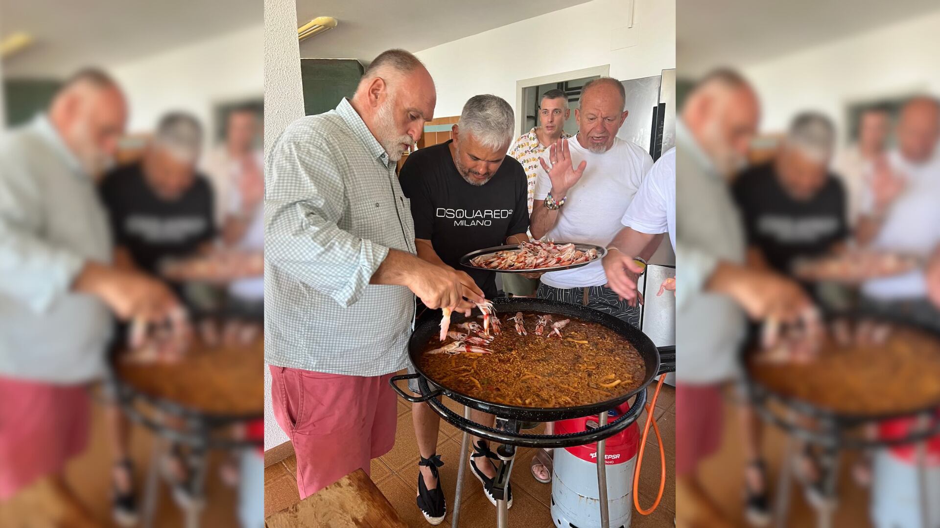 José Andrés preparando el almuerzo con algunos amigos (José Andrés)