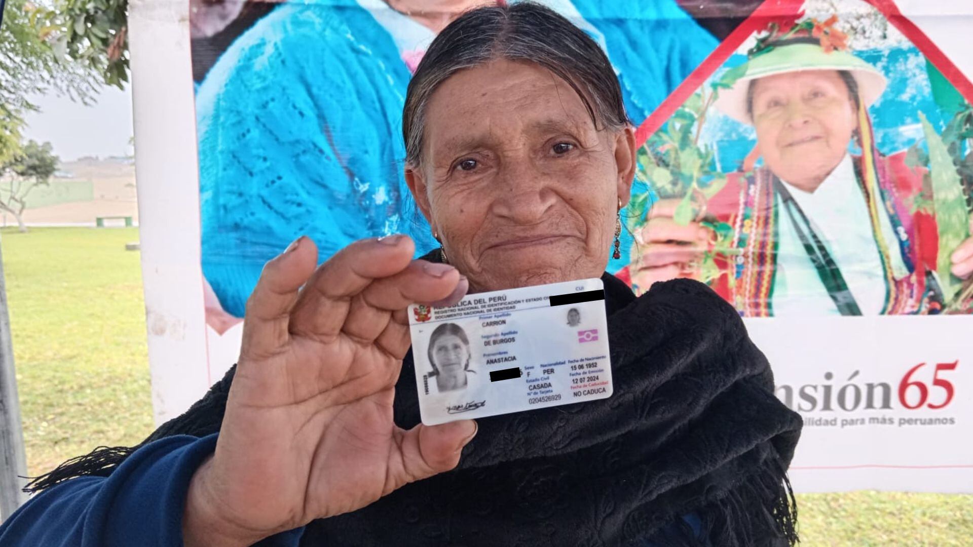 Una ciudadana peruana muestra su nuevo DNI electrónico que tramitó en una de las tantas campañas itinerantes del Reniec y las municipalidades.