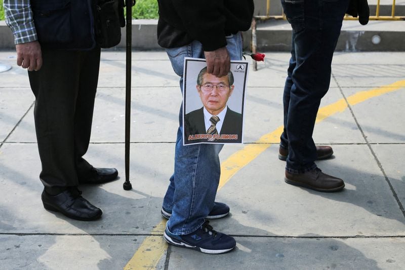 Foto del jueves de un hombre con una foto de Alberto Fujimori en el velorio del exmandatario peruano en Lima
Sept 12, 2024. REUTERS/Gerardo Marin -