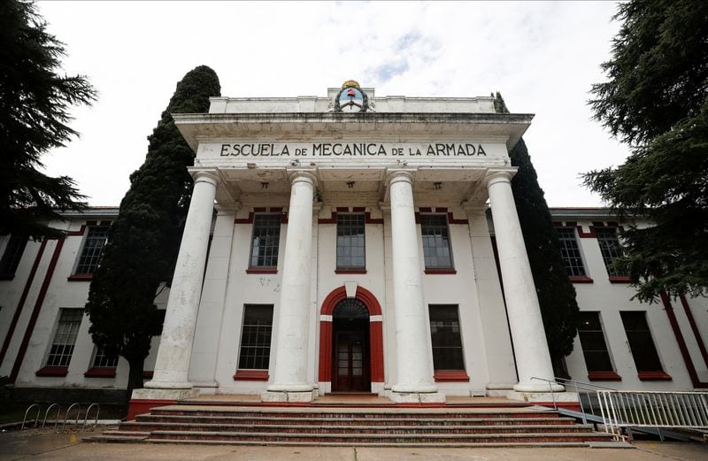 El edifico de la ESMA. Desde allí se trasladaba para los vuelos de la muerte a los prisioneros detenidos en el campo de concentración bajo la custodia de la Armada (REUTERS/Agustin Marcarian)