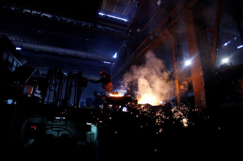 Foto de archivo. Un hombre trabaja en una fundición de una empresa metalúrgica en Buenos Aires (Reuters)