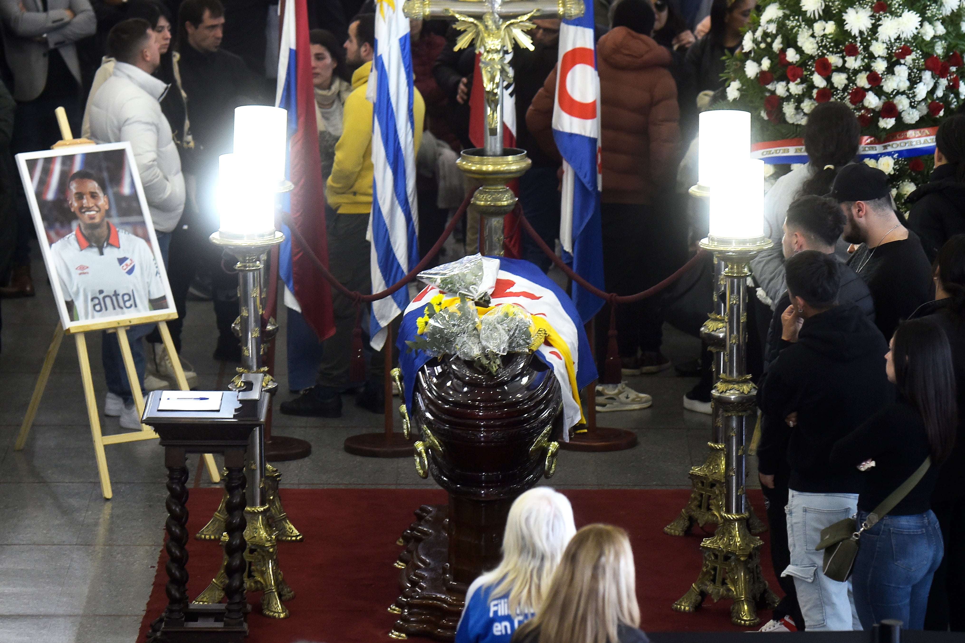 Familiares, amigos y aficionados asisten al velorio el 29 de agosto de 2024 del jugador Juan Manuel Izquierdo en la sede del Nacional en Montevideo (Uruguay). EFE/ Stringer 