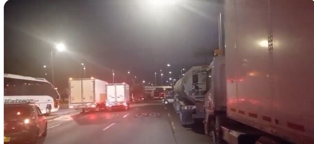 Desde la madrugada se reportó el cierre en la autopista Norte con calle 183 - crédito @BogotaTransito/X