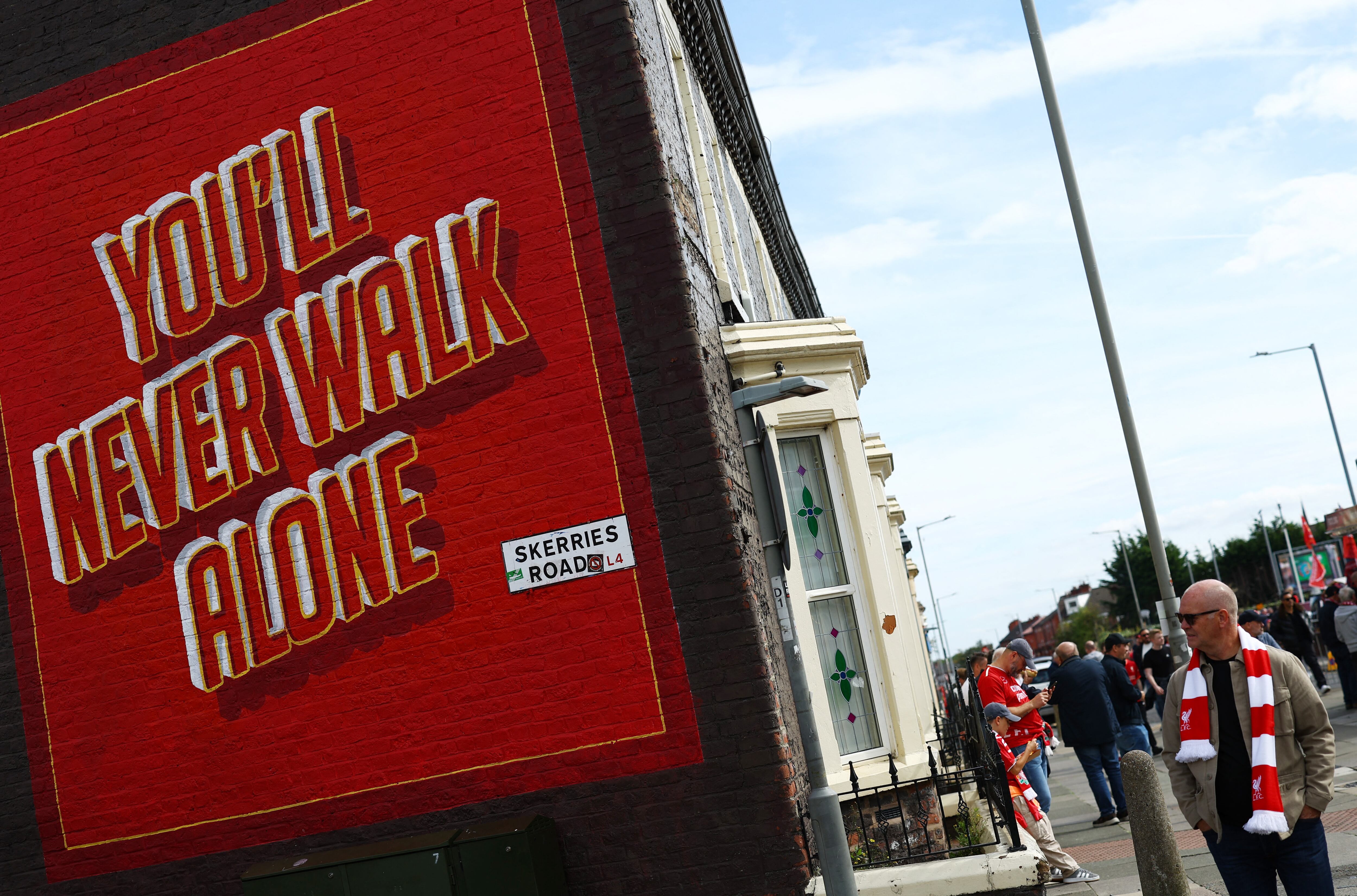 La icónica frase de 'Nunca caminarás solo' en español, que representa al Liverpool en un mural en una edificación aledaña al estadio Anfield Road-crédito Molly Darlington/REUTERS 