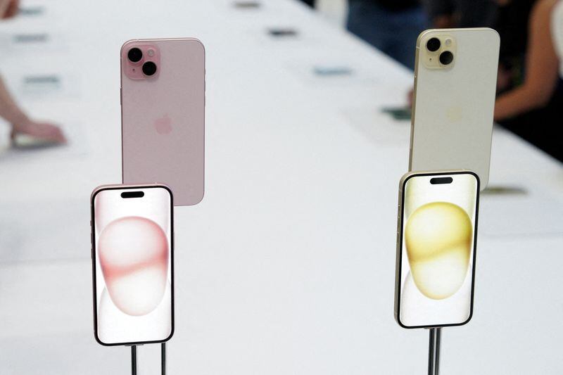 Se estima que el iPhone 16 esté alrededor de los 900 dólares en el mercado. (Foto: REUTERS/Loren Elliott)