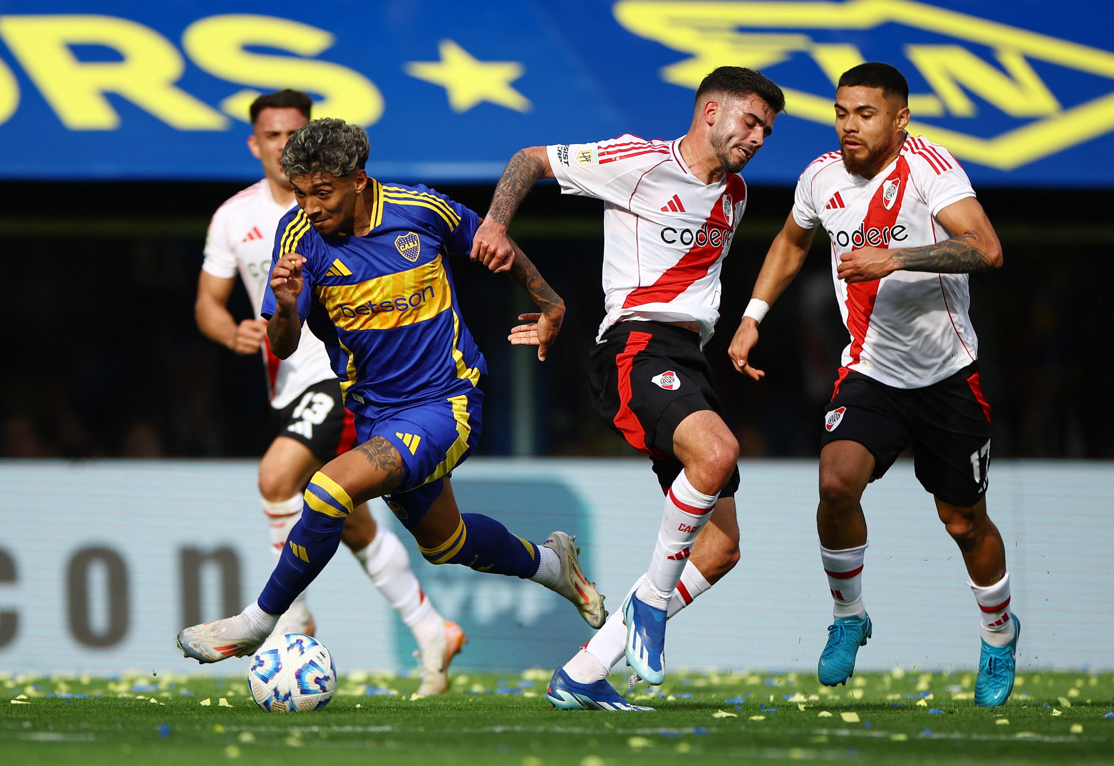 Cristian Medina, como todo Boca, no encuentra el camino para igualar el partido en la Bombonera (REUTERS/Agustin Marcarian)