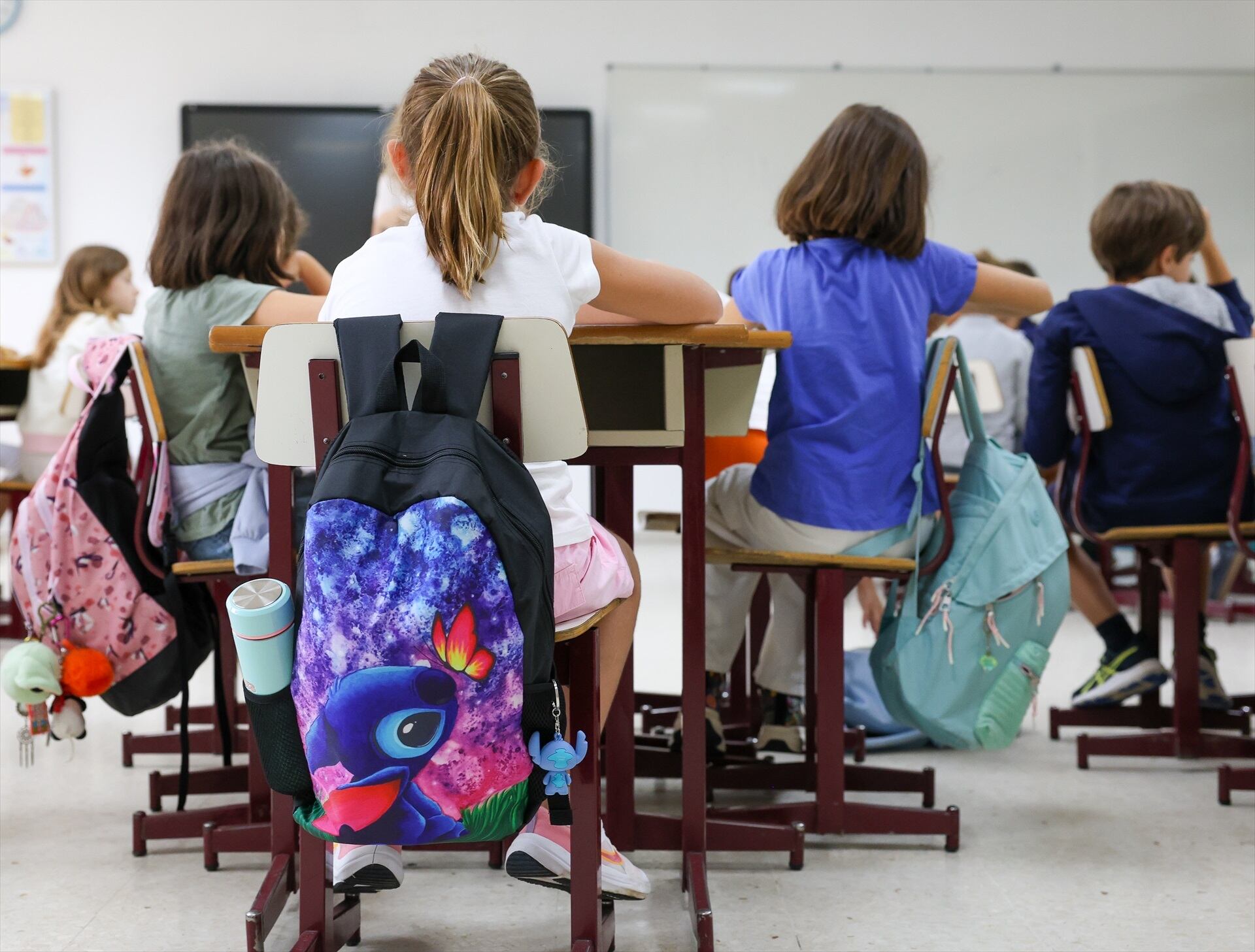 Un grupo de niños sentados en clase durante el primer día de la vuelta al cole. (Marta Fernández / Europa Press)