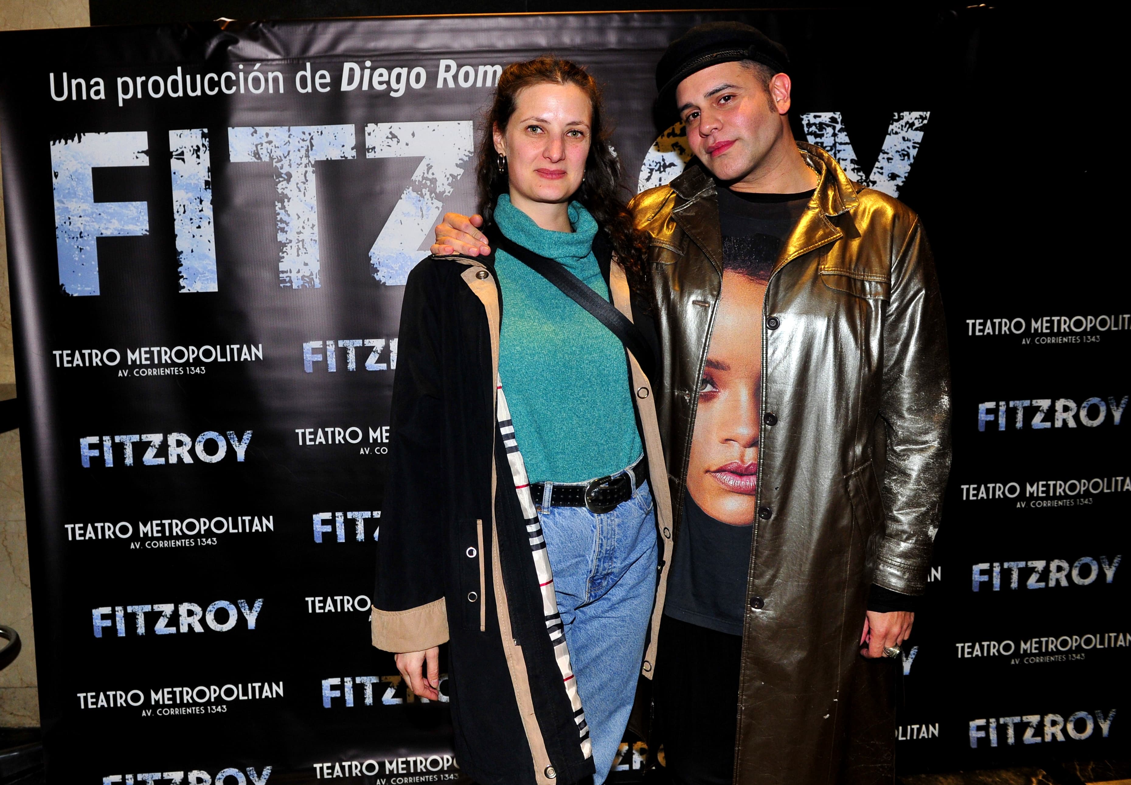 Micaela Minervino, productora ejecutiva, y Juanma Cabrera, el director de arte, de la obra "Fitz Roy, secretos de montaña" en calle Corrientes