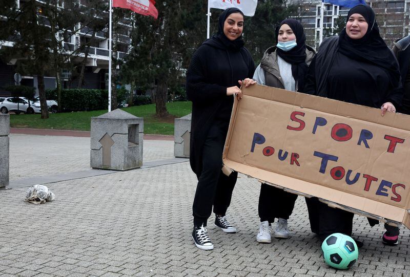 Seguidoras del equipo de fútbol femenino "Les Hijabeuses" se reúnen frente al ayuntamiento de Lille como parte de una protesta. El lema reza "Deporte para todos"  (REUTERS/Pascal Rossignol)