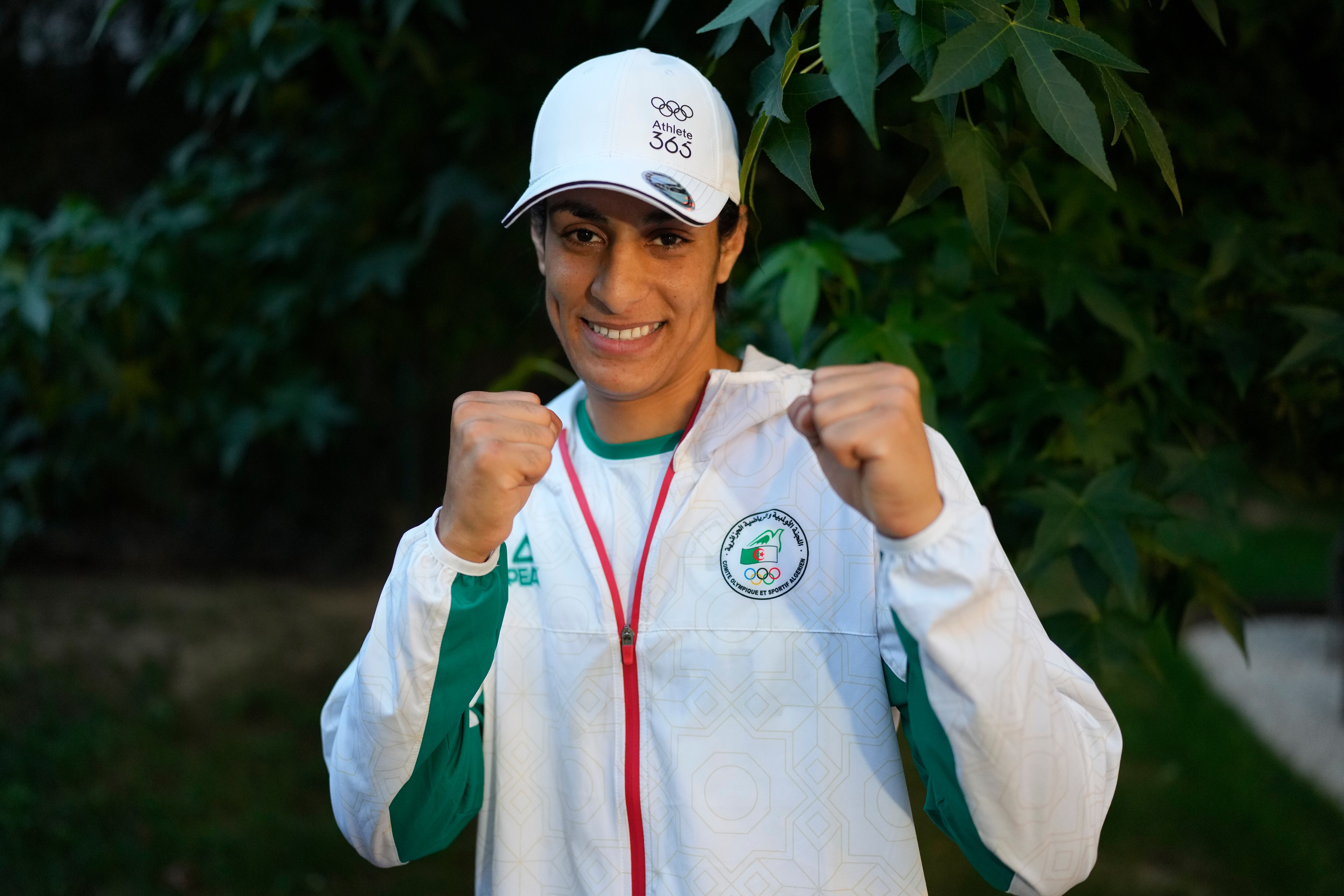 La boxeadora argelina, Imane Khelif posa para una foto luego de una entrevista con SNTV en los Juegos Olímpicos de Verano 2024, el domingo 4 de agosto de 2024, en París, Francia. (AP Foto/Vadim Ghirda)