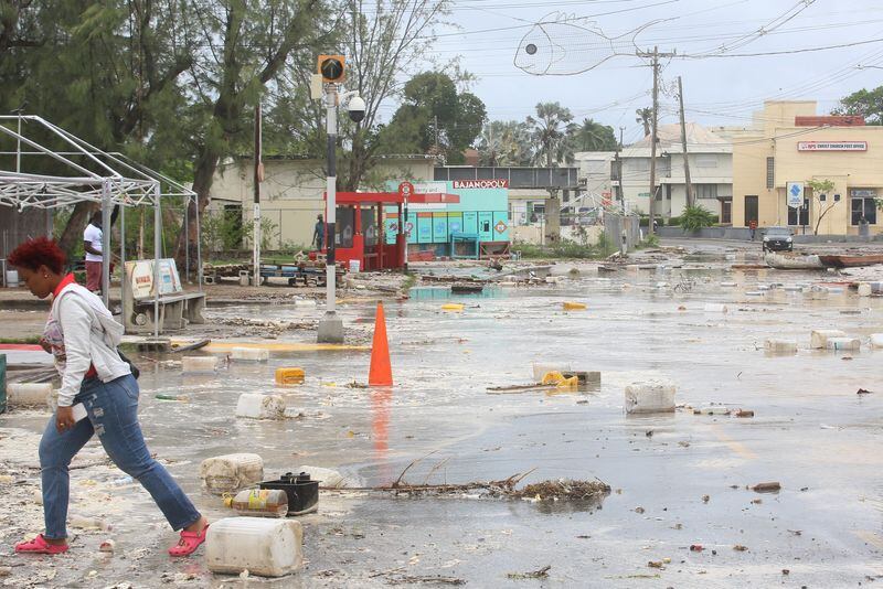 Una mujer camina por una calle llena de escombros en el barrio de Hastings tras el paso del huracán Beryl en Bridgetown, Barbados (REUTERS/Nigel R Browne)