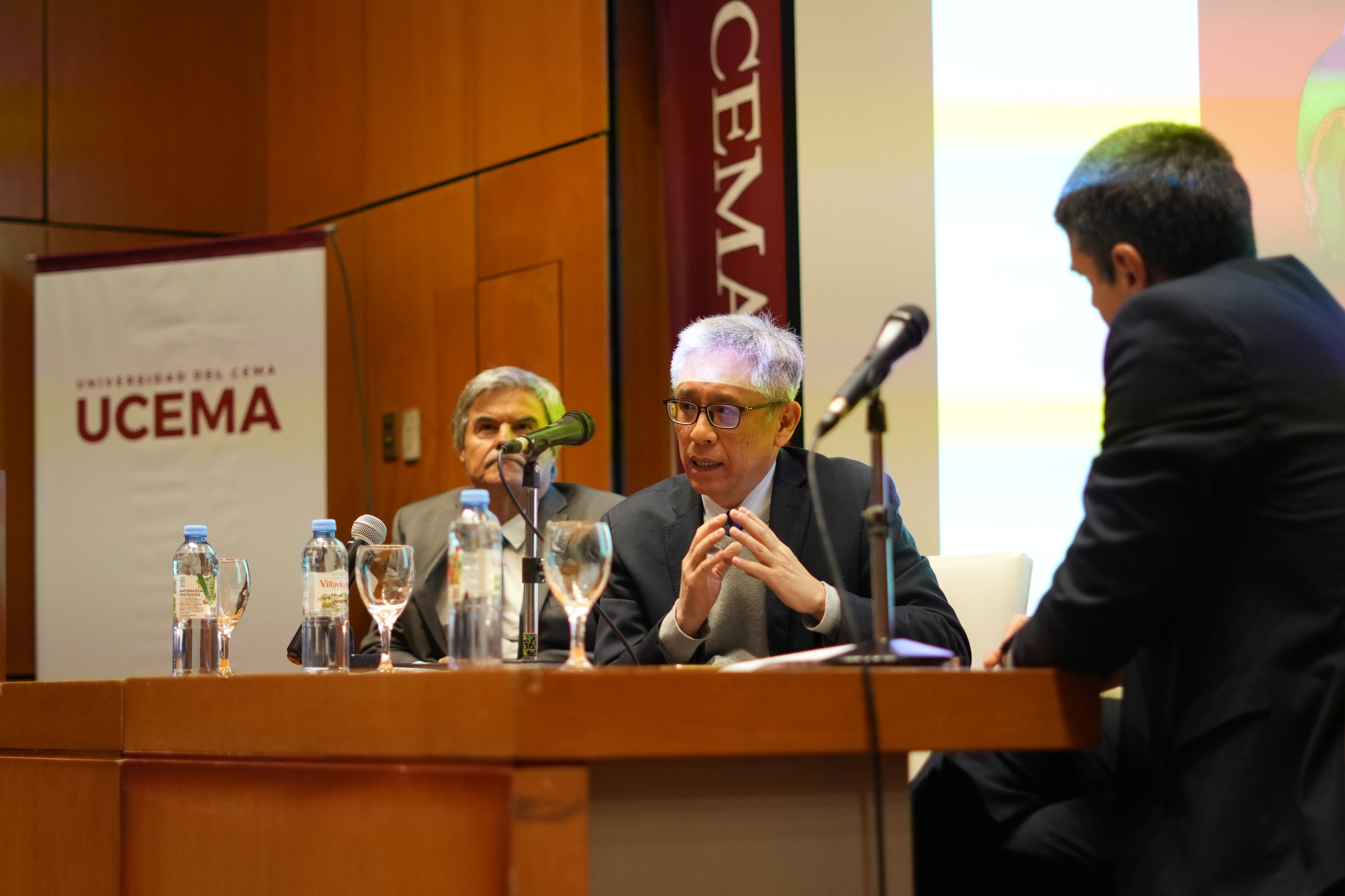 Agustín Barletti y Kung Kwo-Wei, durante el foro  “El avance de las autocracias y su influencia en América Latina”, organizado por la Universidad del CEMA y la Fundación Federalismo y Libertad en Buenos Aires.