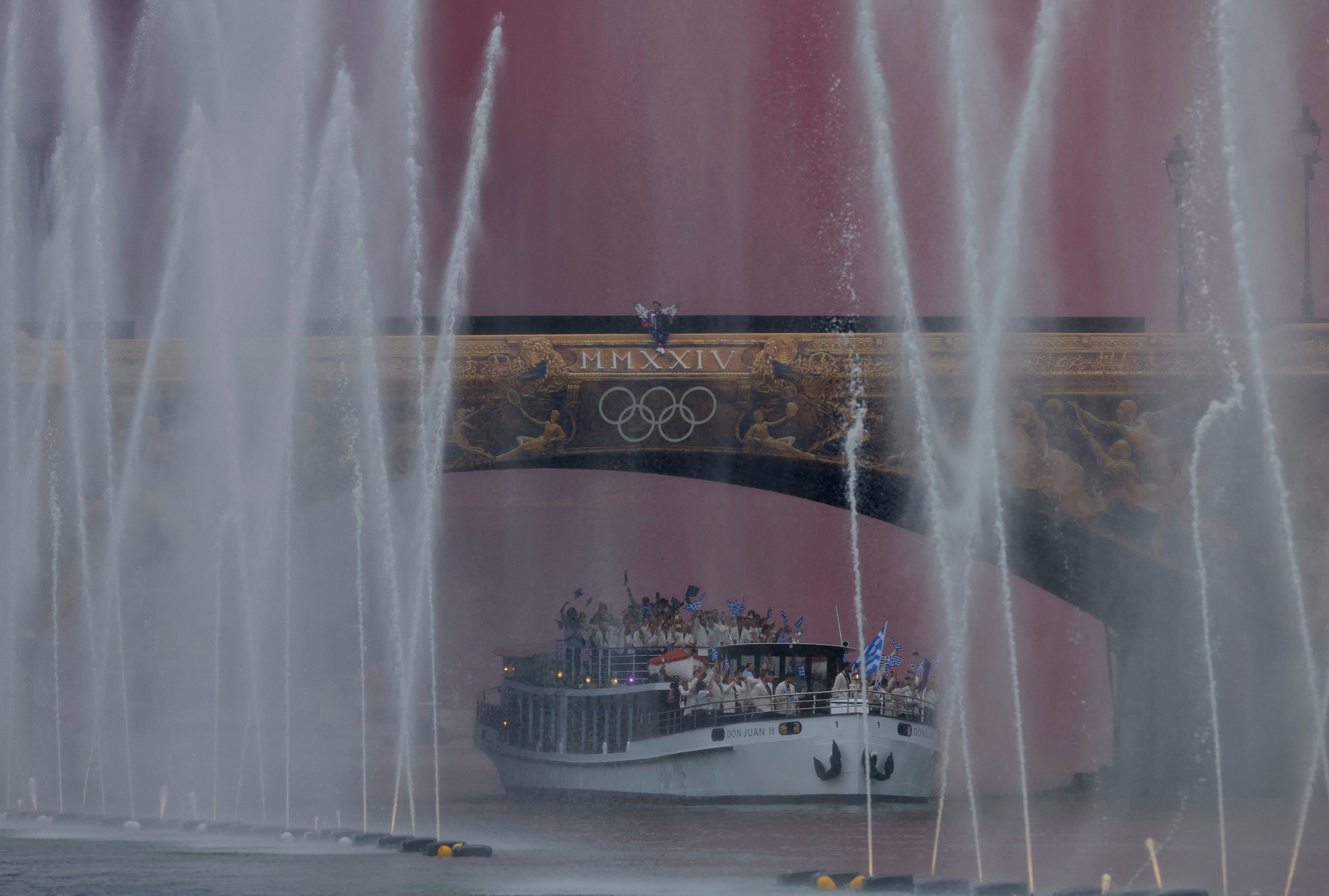 En un circuito de seis kilómetros, el desfile comenzó en el puente de Austerlitz y avanzó hacia el oeste del río, pasando por importantes monumentos como Notre-Dame y el Louvre. El punto de finalización es la plaza del Trocadero frente a la Torre Eiffel