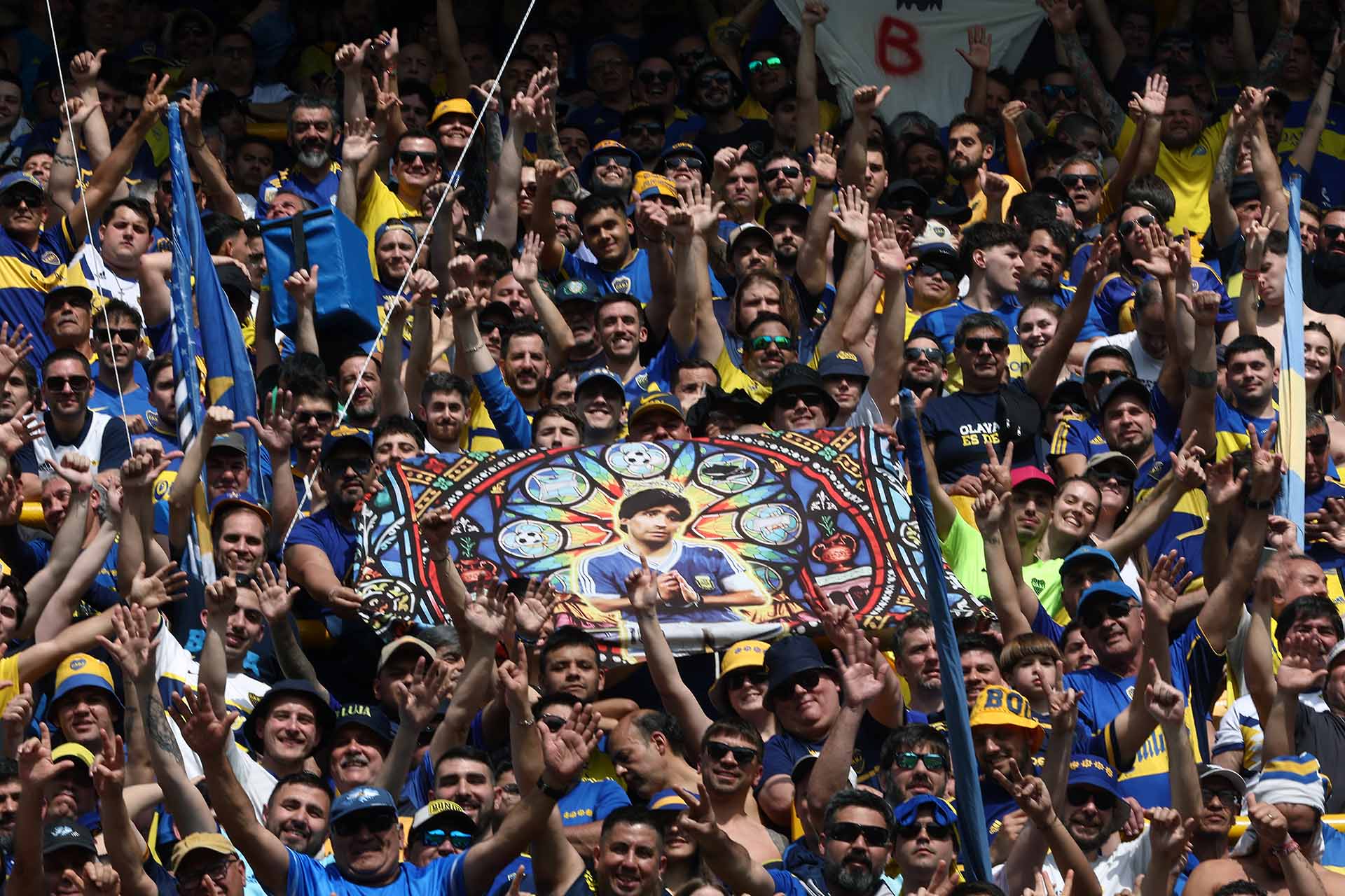 Clásico Boca vs River - Hinchas dentro de la cancha