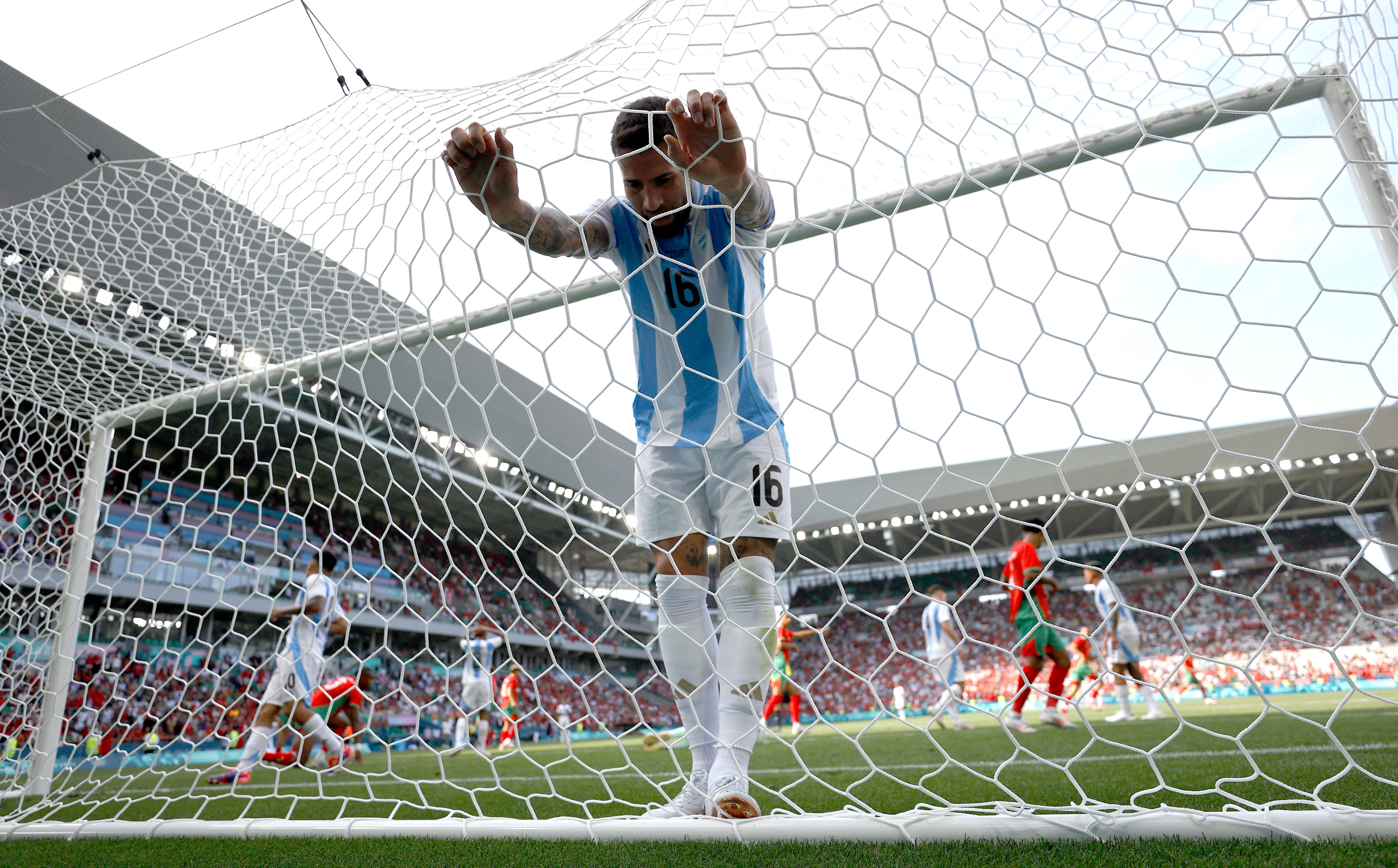 La reacción de Nicolás Otamendi luego del primer gol de Marruecos ante la Argentina en el debut olímpico de París 2024 (REUTERS/Thaier Al-Sudani)