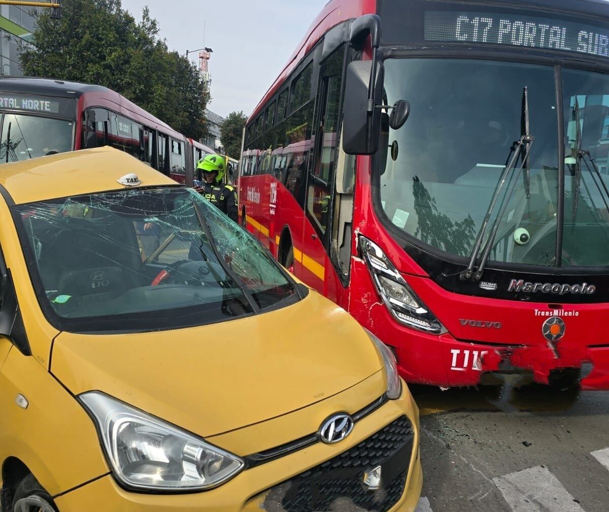 La colisión entre un articulado de Transmilenio y un taxi genera inconvenientes de movilidad en el centro de la capital - crédito @BogotaTransito / X