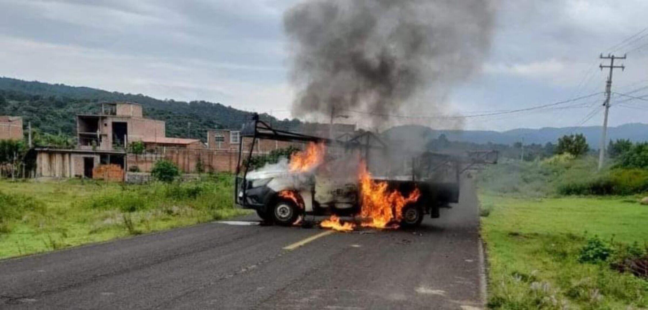 Reportan ataque contra agentes de la FGR y quema de vehículos en Erongarícuaro, Michoacán