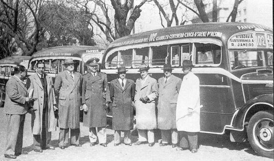 Con el correr de los años, las carrocerías fueron cambiando para poder transportar más pasajeros. En la foto, inauguración de la Línea 102 en 1944 (Archivo General de la Nación) 