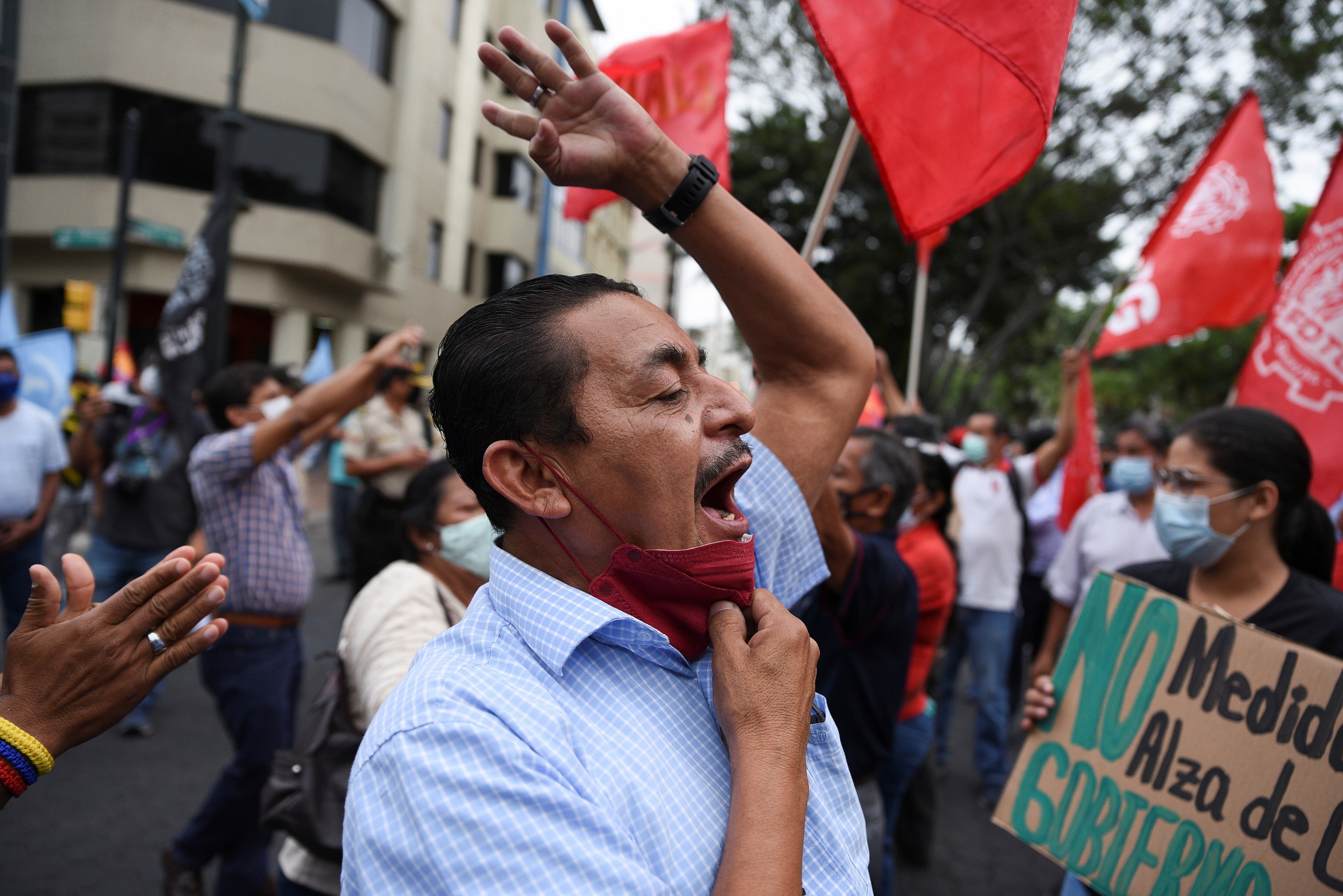 Sectores sociales y sindicales se mostraron en contra de la iniciativa ya que sostienen que elevará los precios de todo (REUTERS)