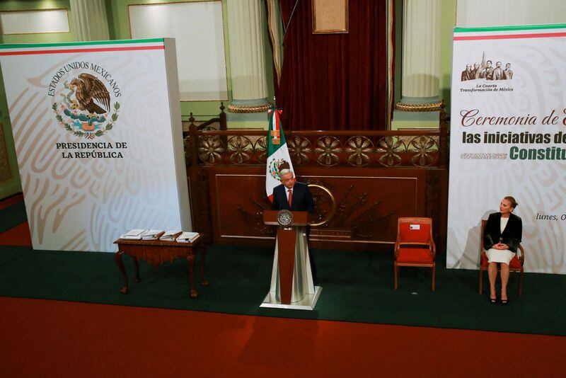 Imagen de archivo. El presidente de México, Andrés Manuel López Obrador, pronuncia un discurso para presentar un paquete de reformas constitucionales, que incluyen al poder judicial, el sistema electoral, los salarios y las pensiones, en el Palacio Nacional en Ciudad de México, México. 5 de febrero de 2024. REUTERS/Henry Romero