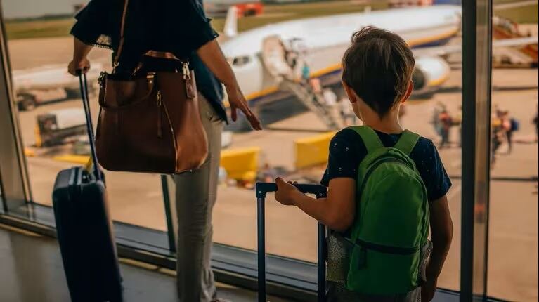 Niños viajando en avión-Colombia