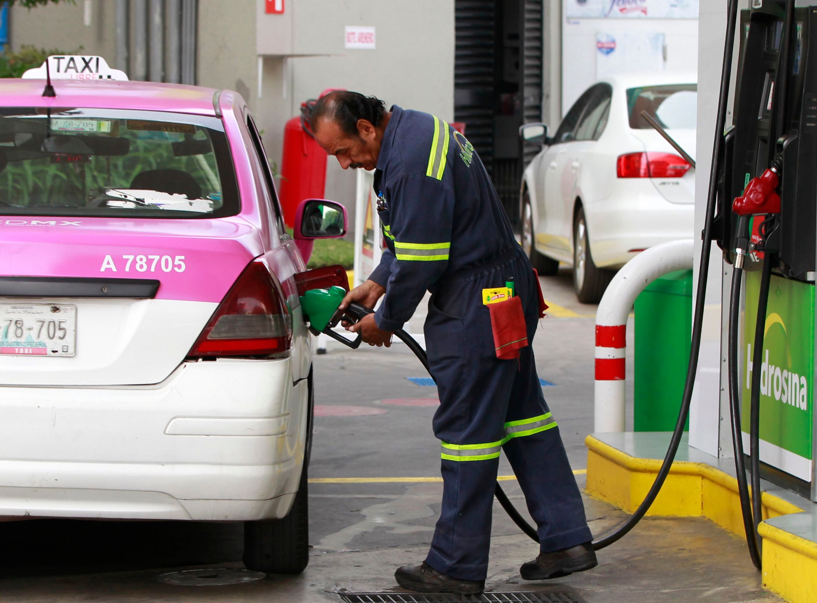 La CRE y la Profeco informan constantemente sobre los precios de los combustibles. (EFE/Mario Guzmán)