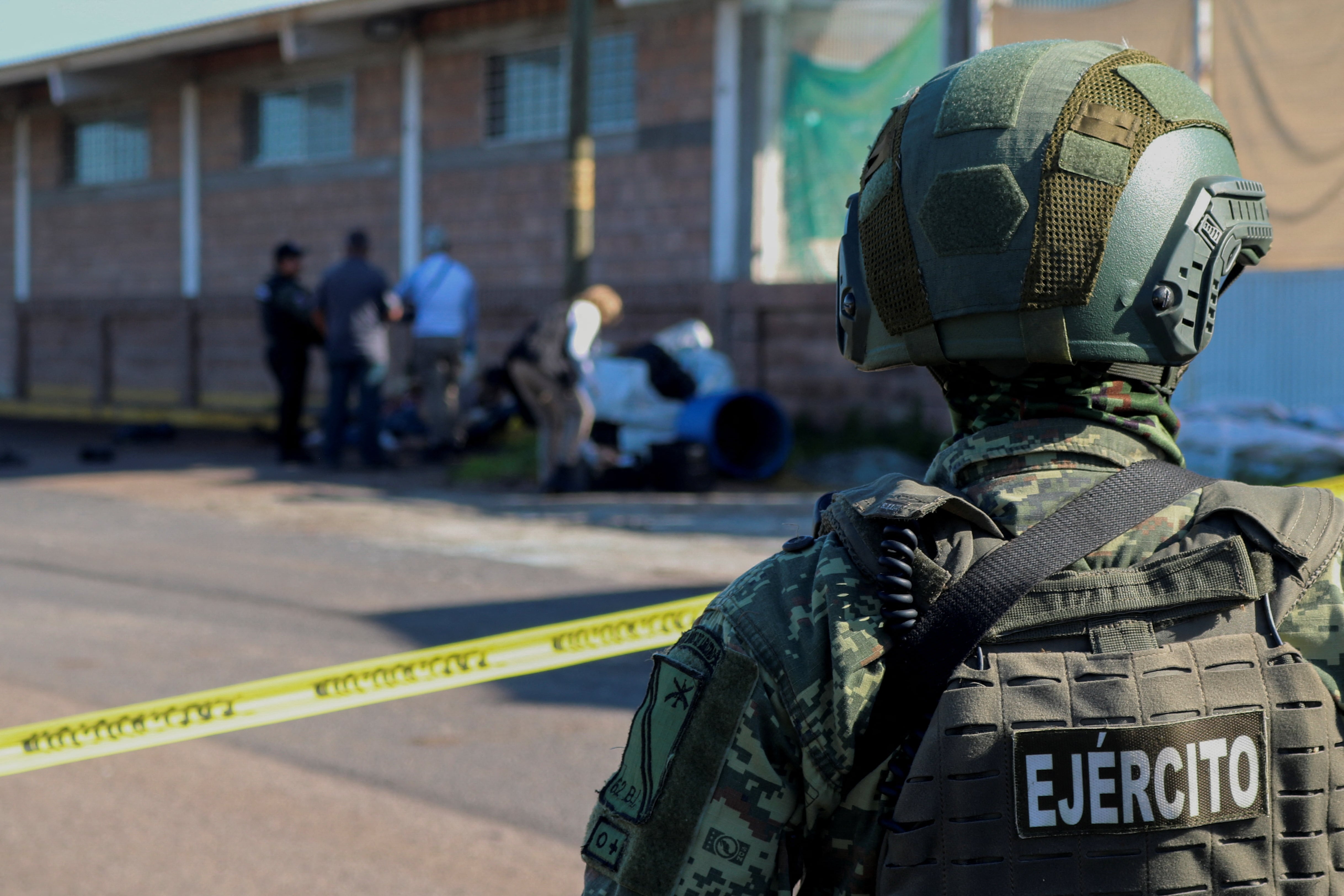 Mexican security forces respond at the scene of a crime where five men were murdered amid a wave of violence between armed groups in Culiacan, Mexico September 15, 2024. REUTERS/Jesus Bustamante