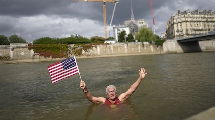 Un nadador estadounidense se sumerge en el río Sena en París antes de los Juegos Olímpicos pese a la contaminación